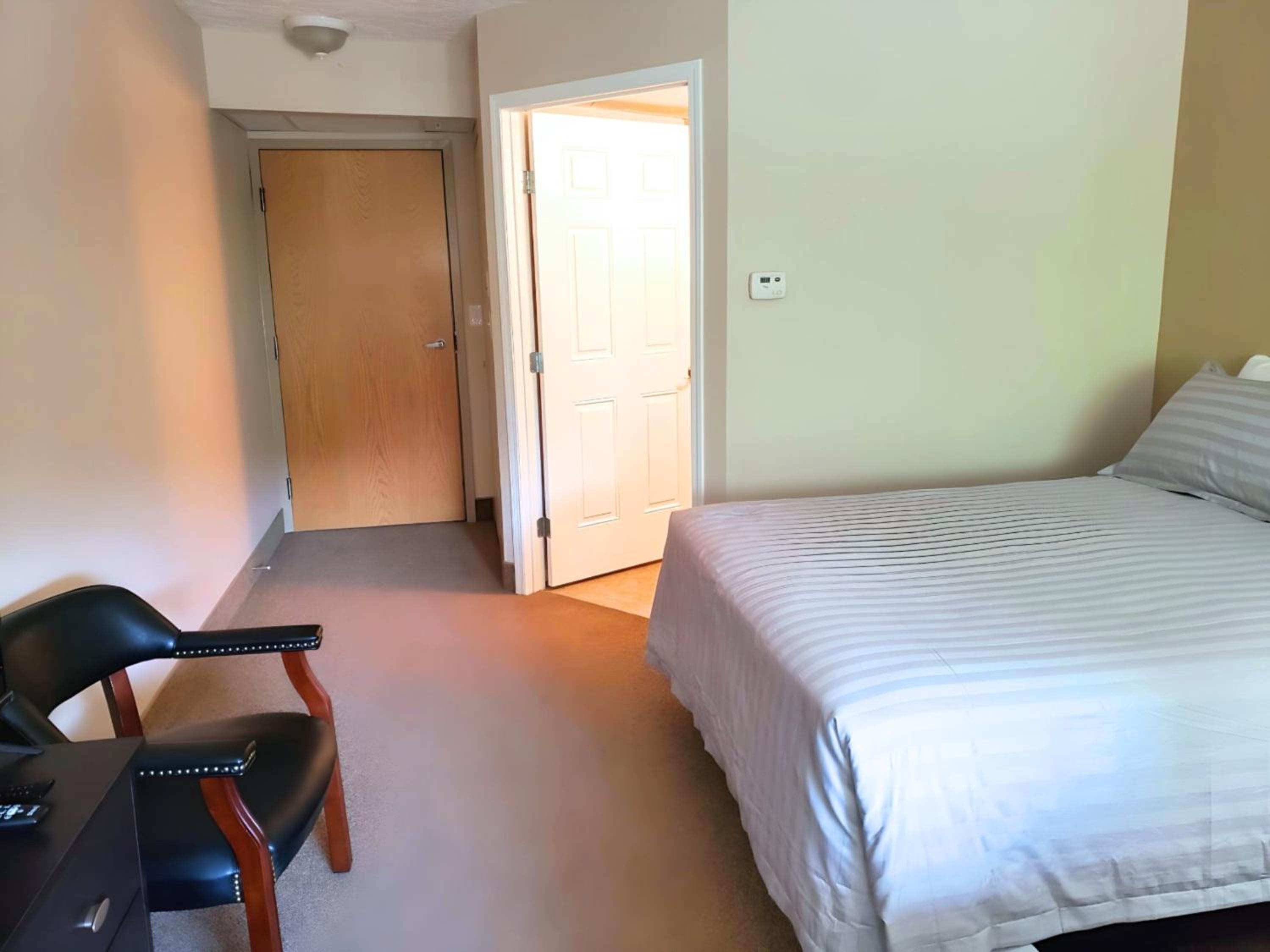 Standard Queen Room - Photo 5