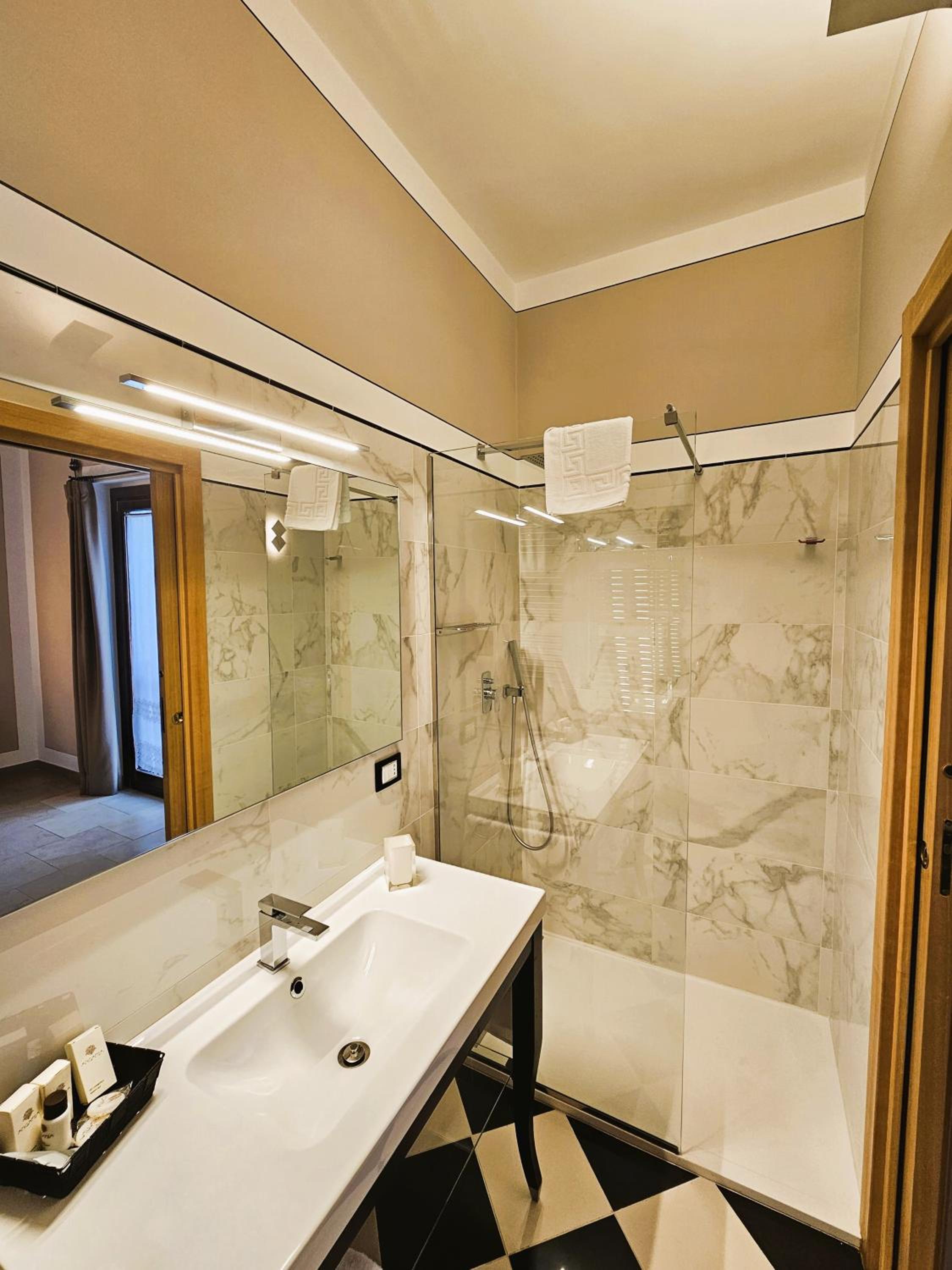 Deluxe Junior Suite - Photo 5