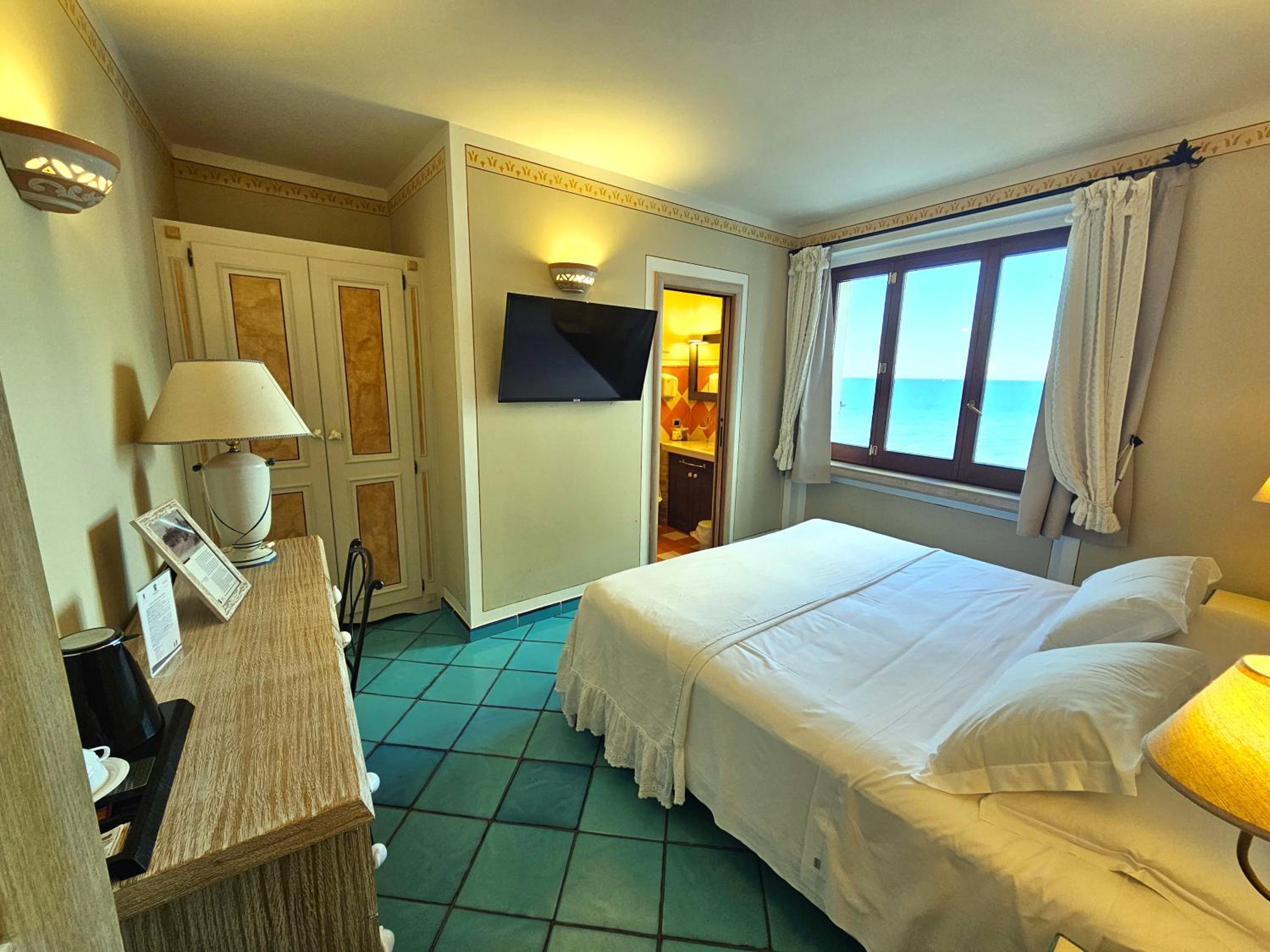 Deluxe Double or Twin Room with Sea View - Photo 1