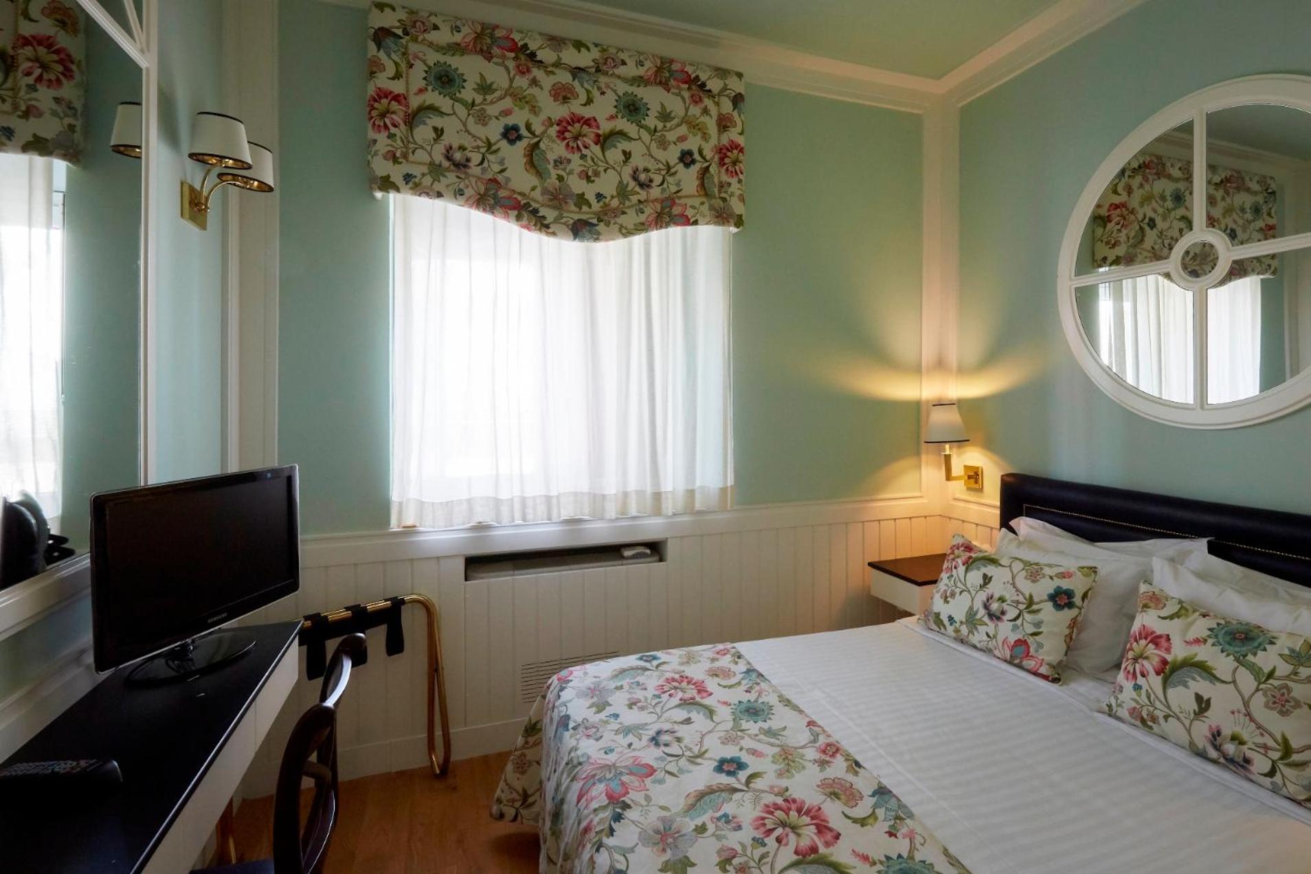 Classic Triple Room thumbnail 5