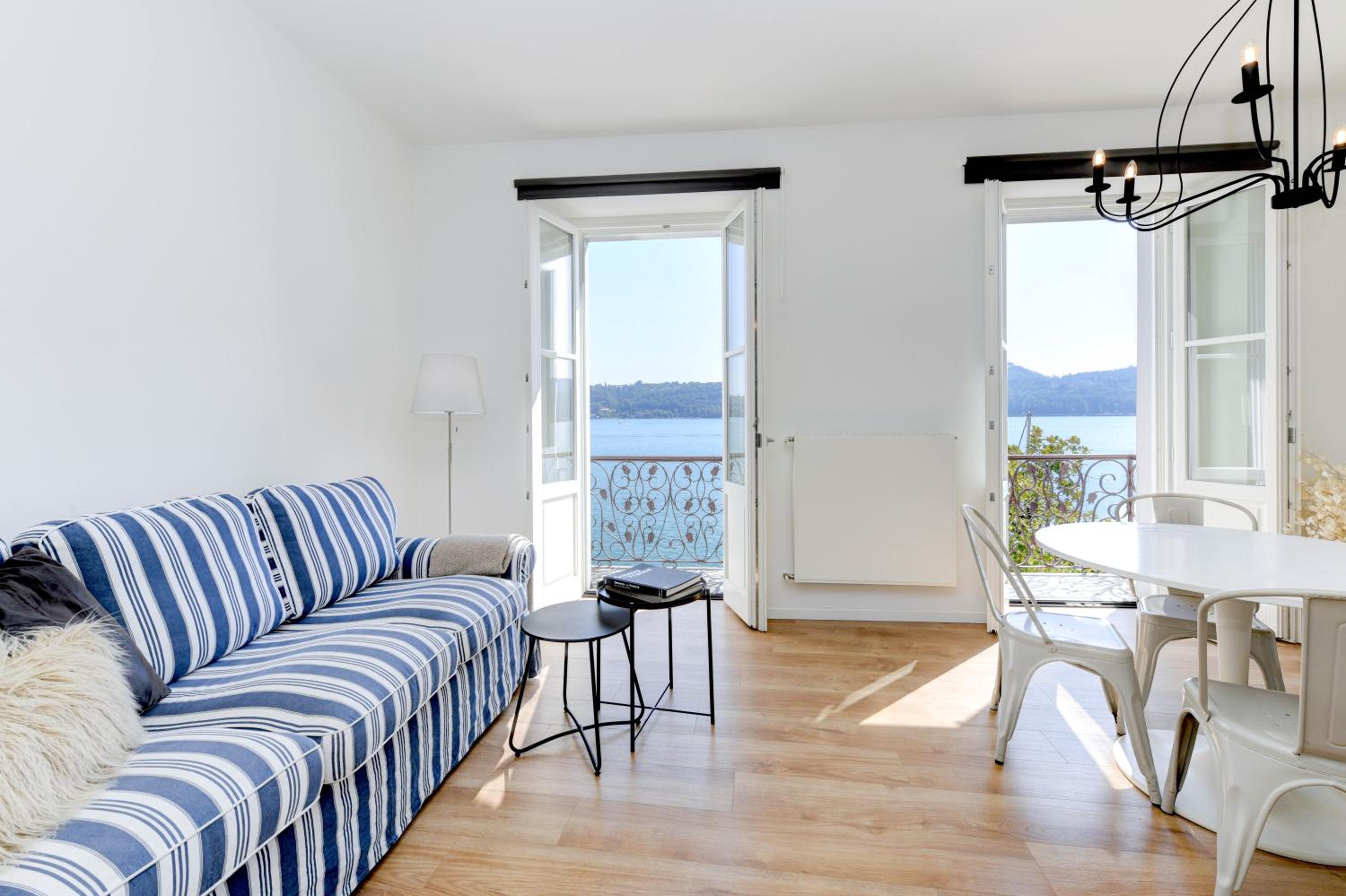 Apartment with Balcony photo 2