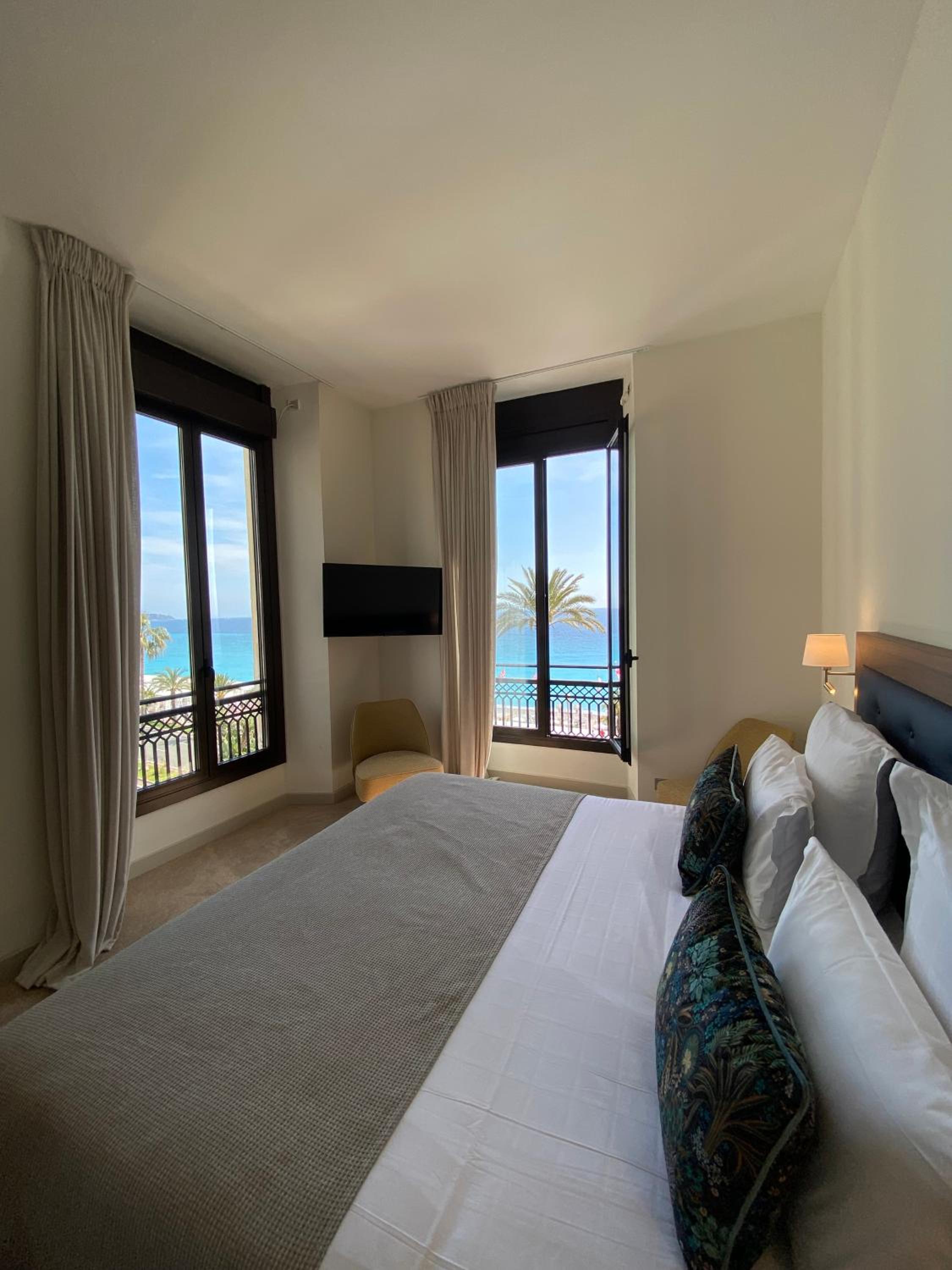 Superior Room with Sea View - Photo 10