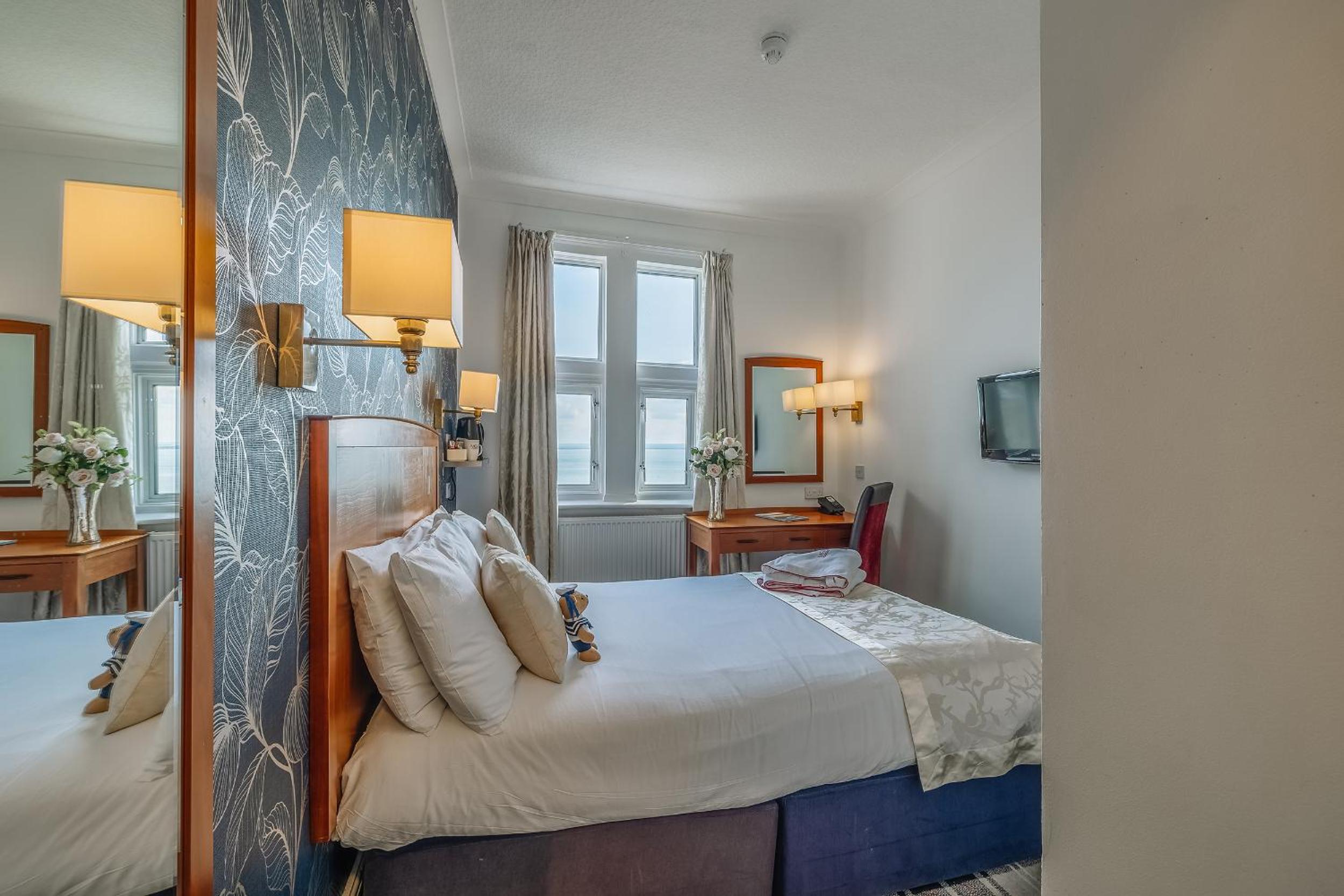 Compact Double Room - Photo 7