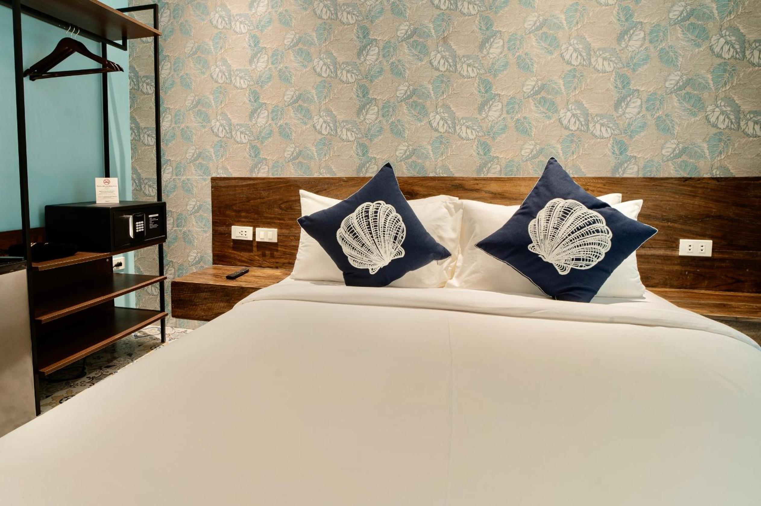 Deluxe Queen Room - Photo 6