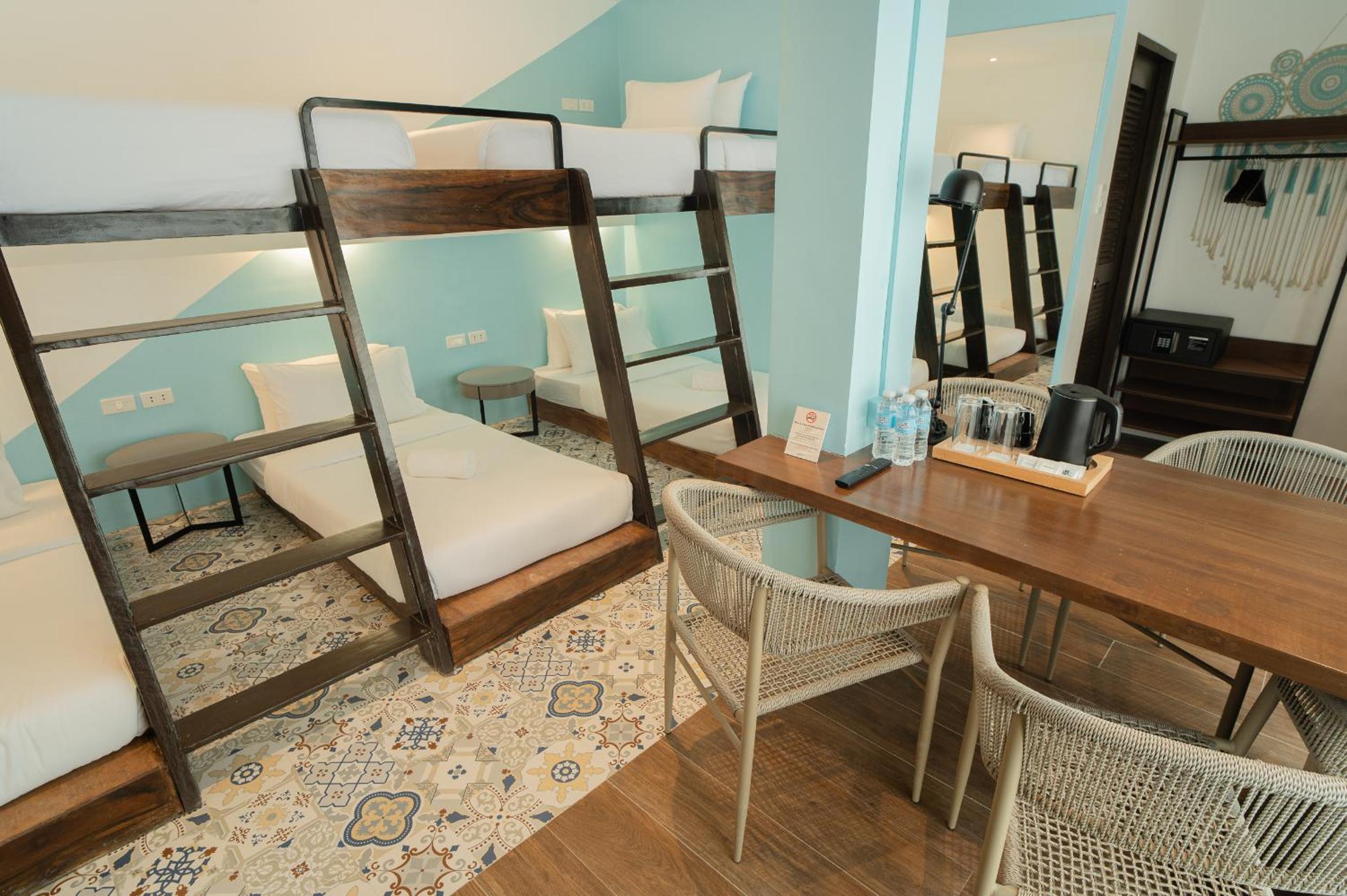 Deluxe Family Room - Photo 14
