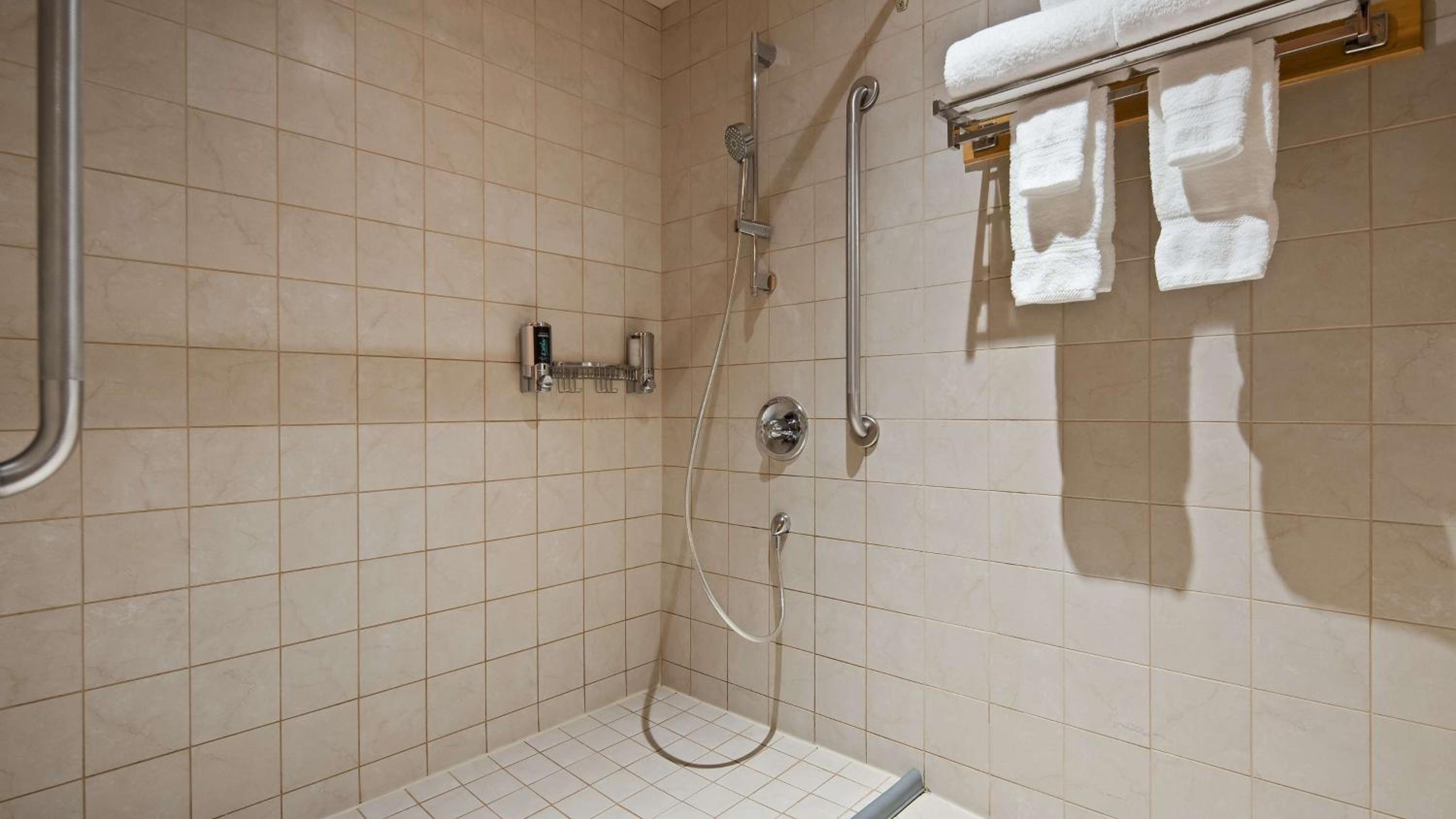 Queen Room with Two Queen Beds and Roll-In Shower - Mobility Accessible/Non-Smoking