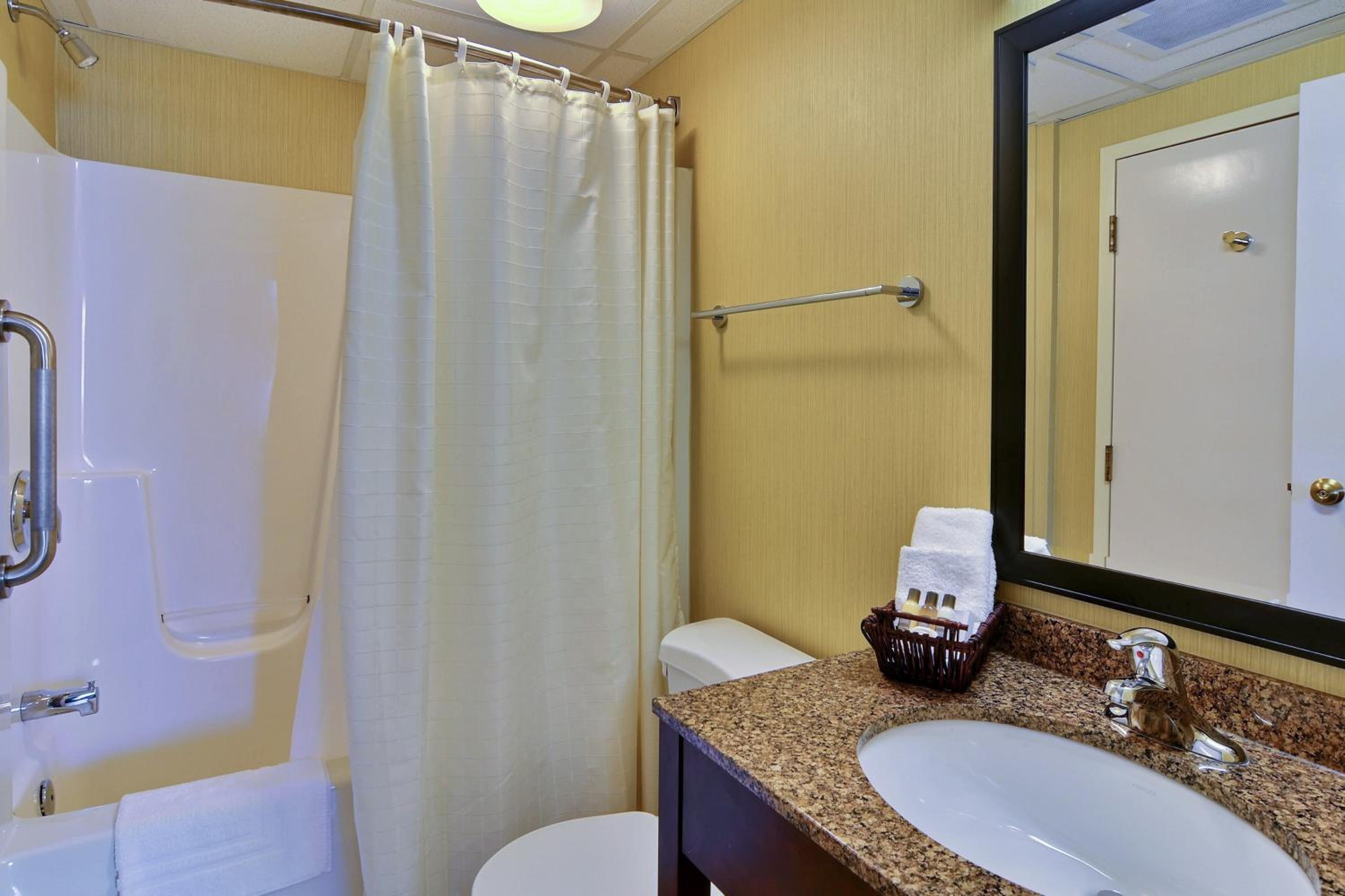 Standard Room with One Queen Bed photo 2