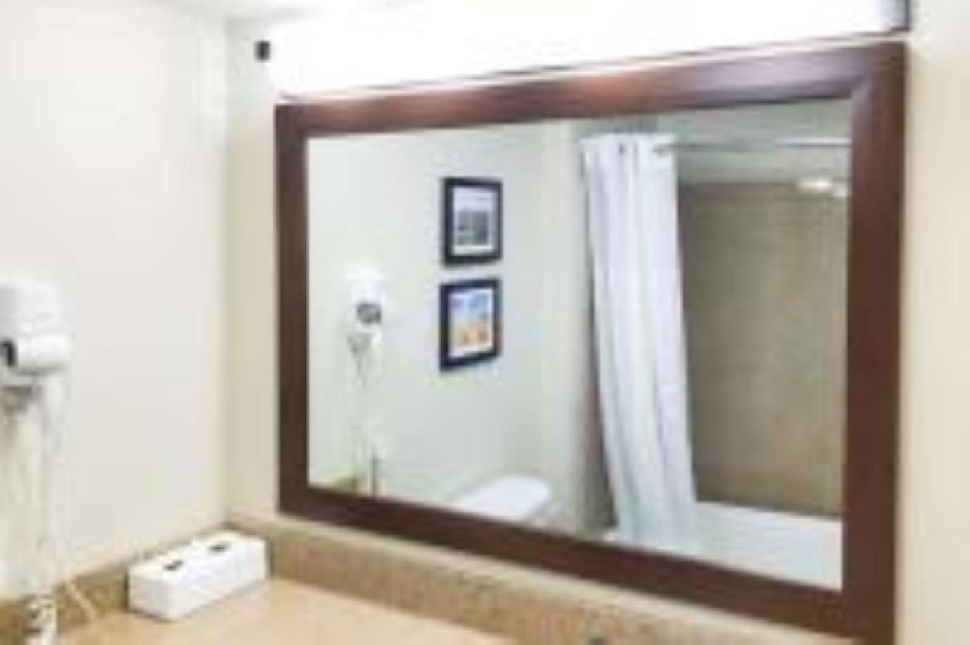 Queen Room with Two Queen Beds - Non-Smoking - Photo 2