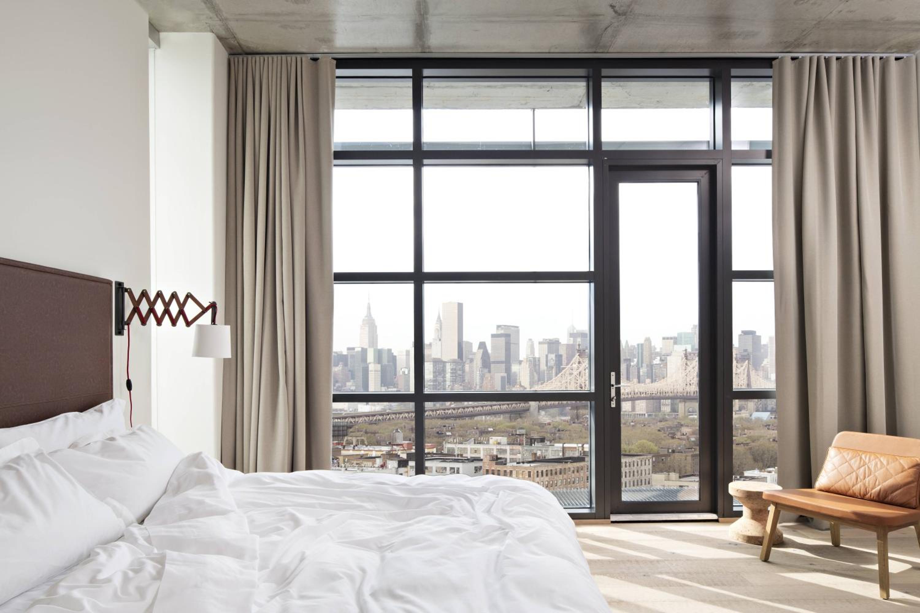 Corner King Room with Manhattan View Balcony photo 1