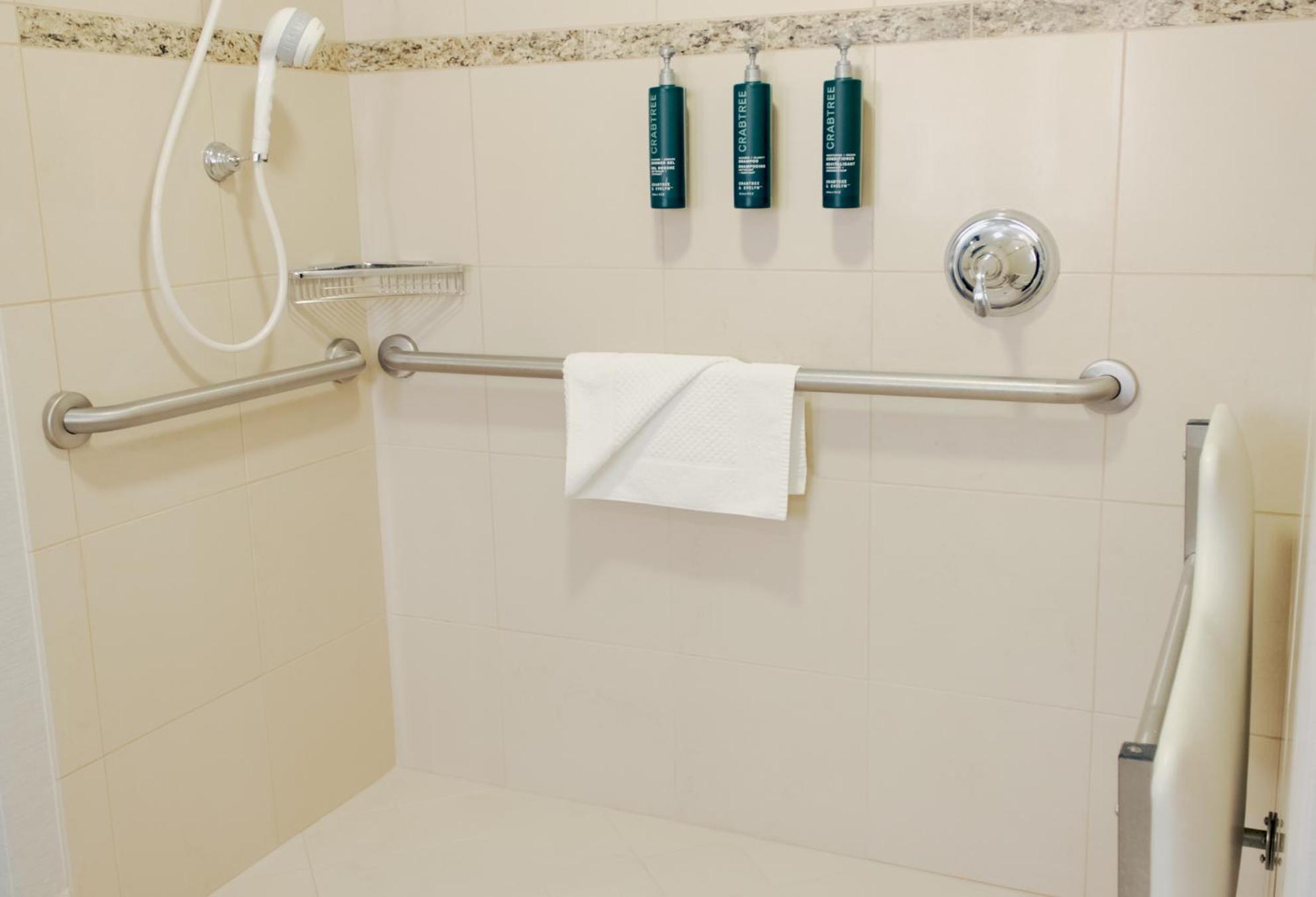 Corner King Room with One King Bed and Roll In Shower (Non Smoking) (Accessible) - Photo 4