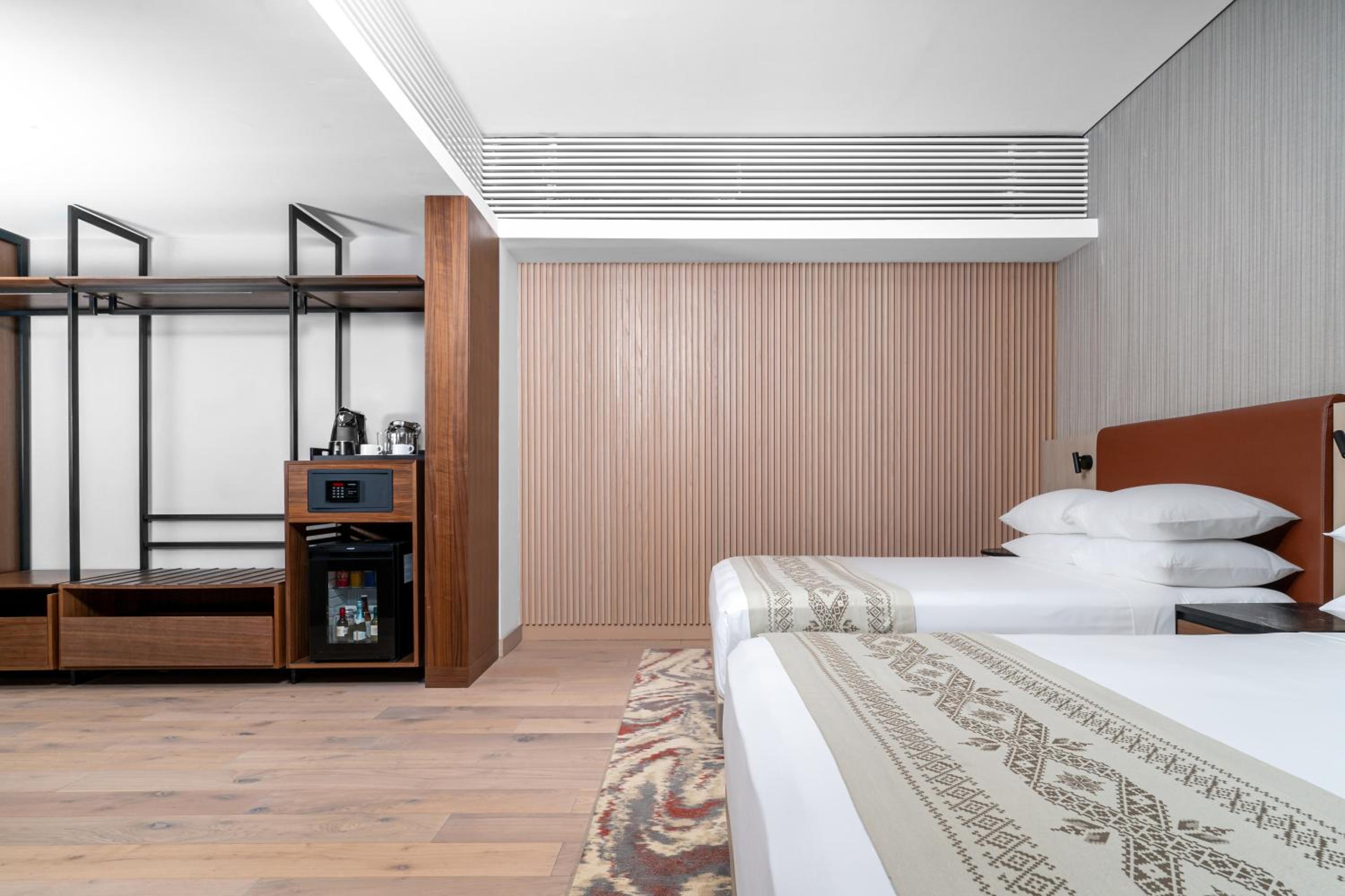 Deluxe Queen Room with Two Queen Beds thumbnail 6