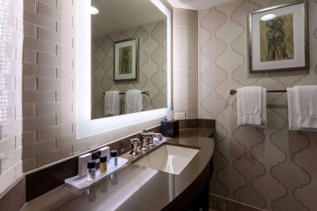 Queen Room with Two Queen Beds, Mobility/Hearing Access and Roll-In Shower thumbnail 5