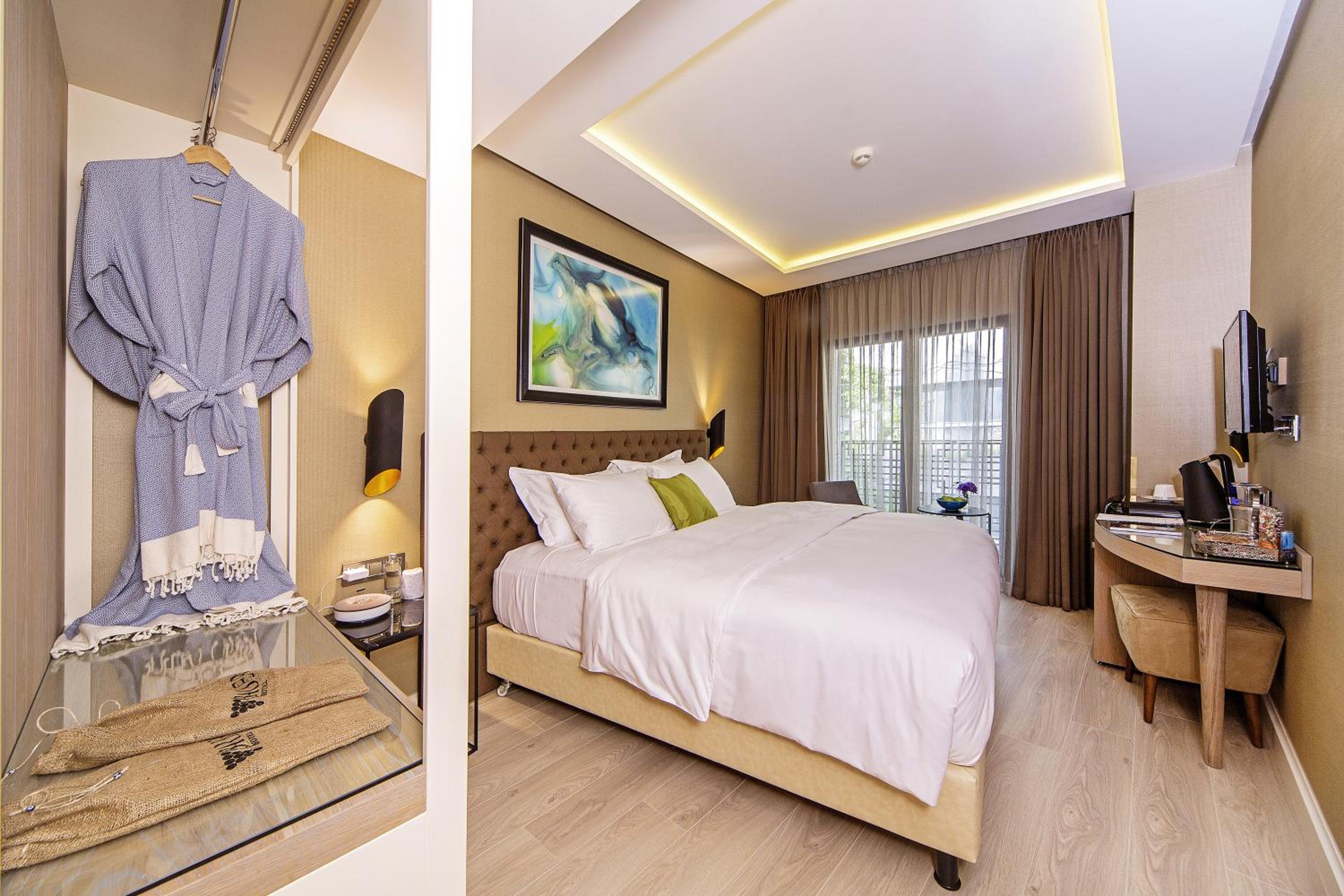 Deluxe King Room photo 1
