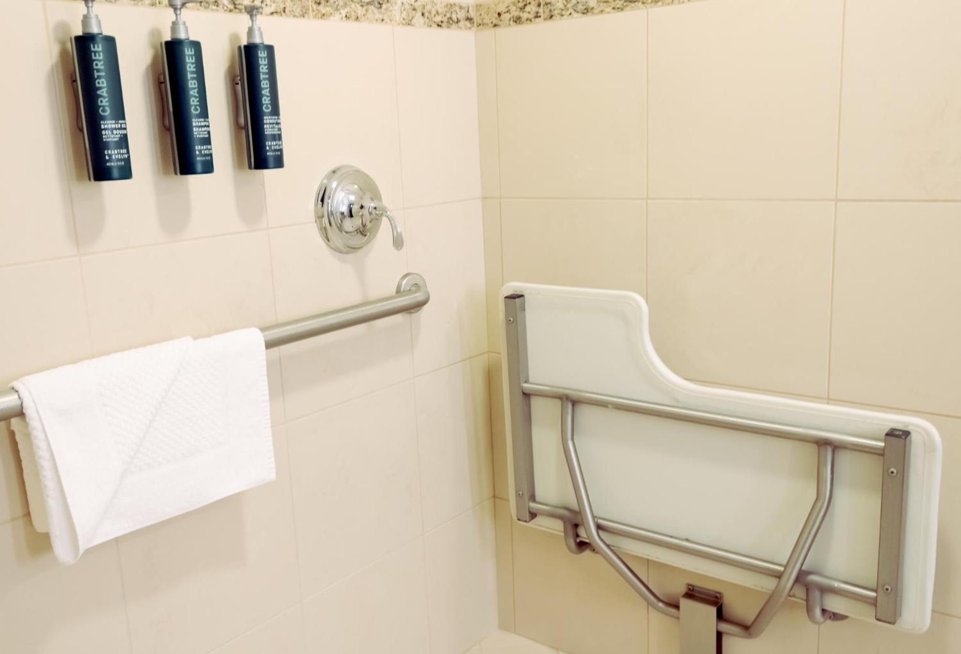 Corner King Room with One King Bed and Roll In Shower (Non Smoking) (Accessible) - Photo 3