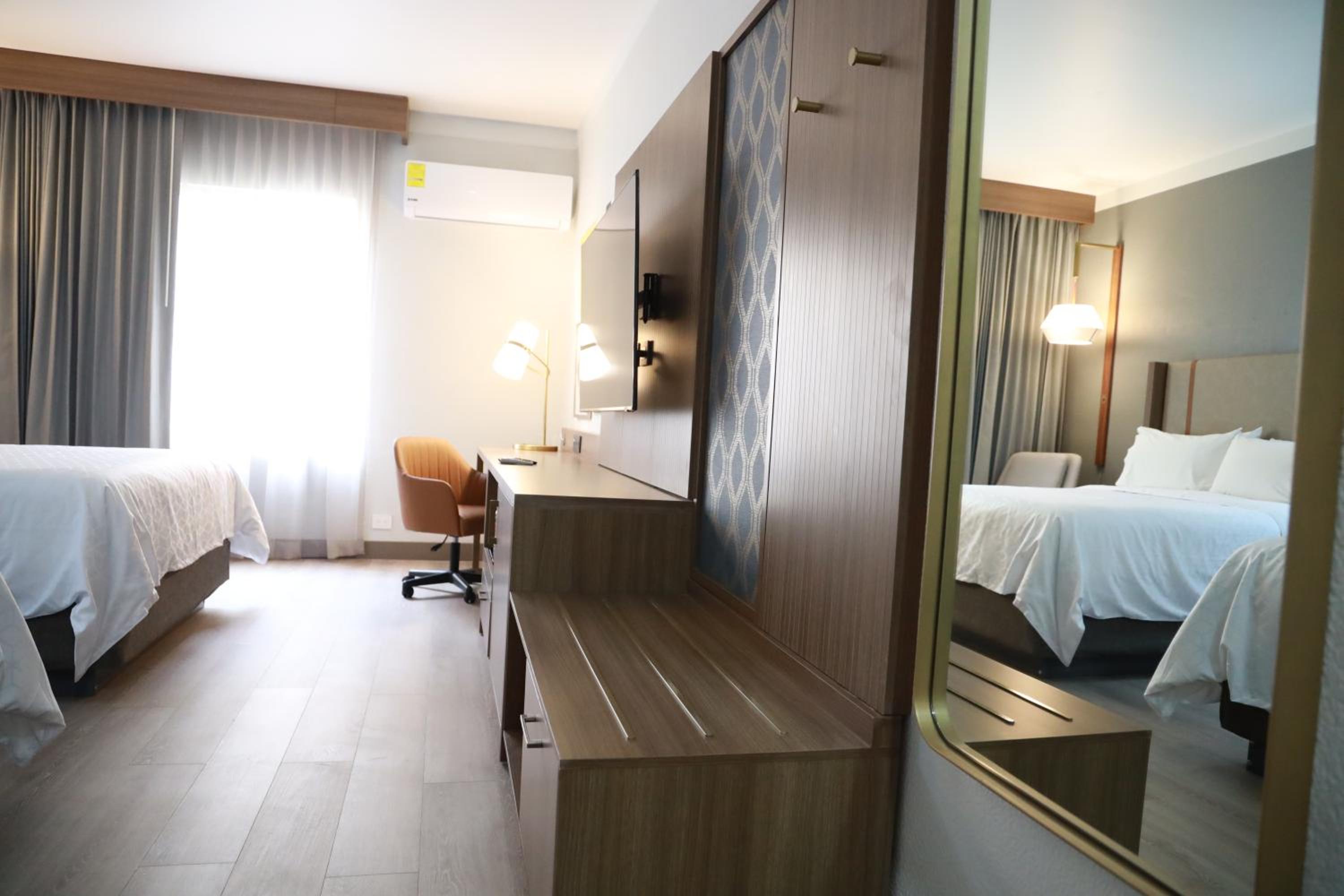 Standard King Room - Photo 13