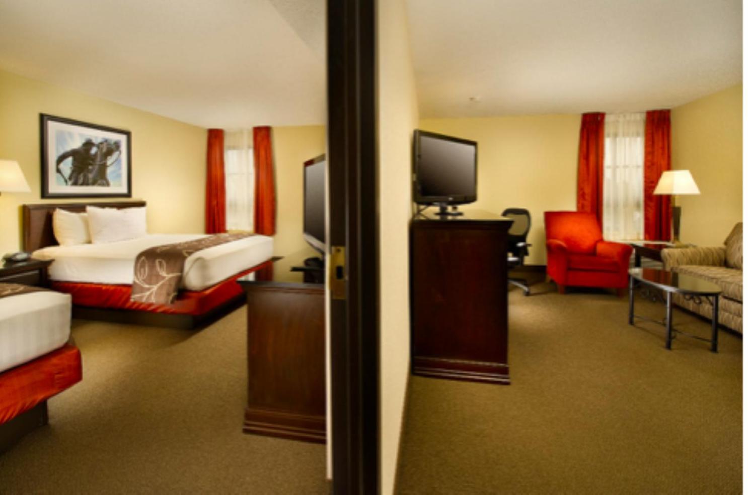 Queen Suite - Photo 1