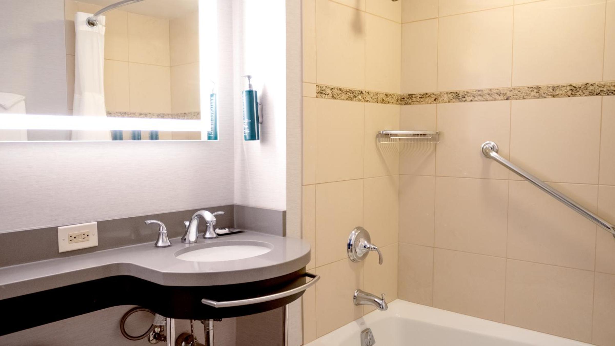 Double Corner Room - Hearing Accessible - Photo 4
