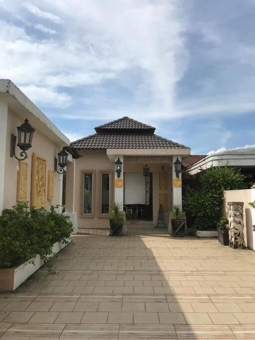 Three-Bedroom Villa photo 2