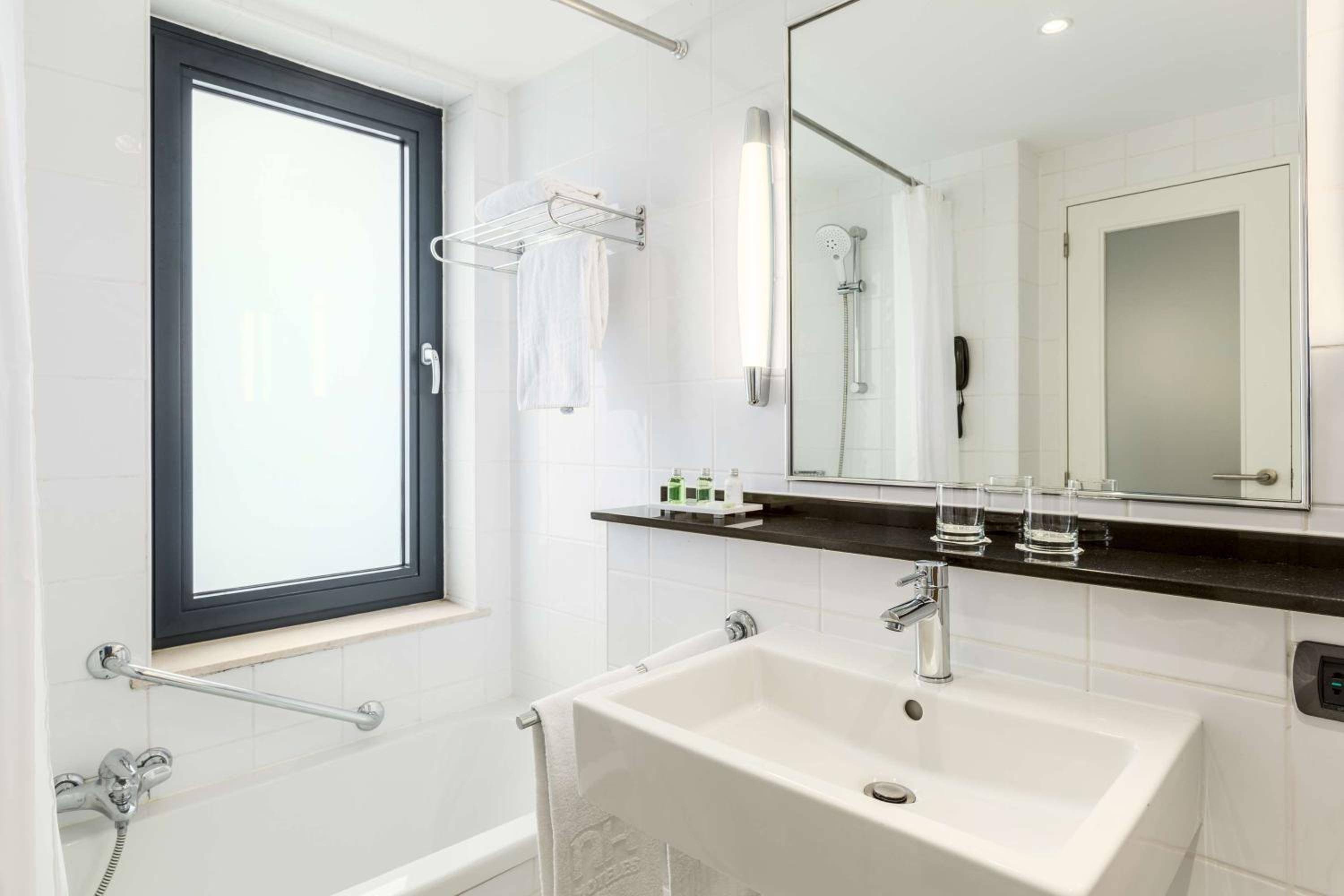Standard Double Room - Photo 11
