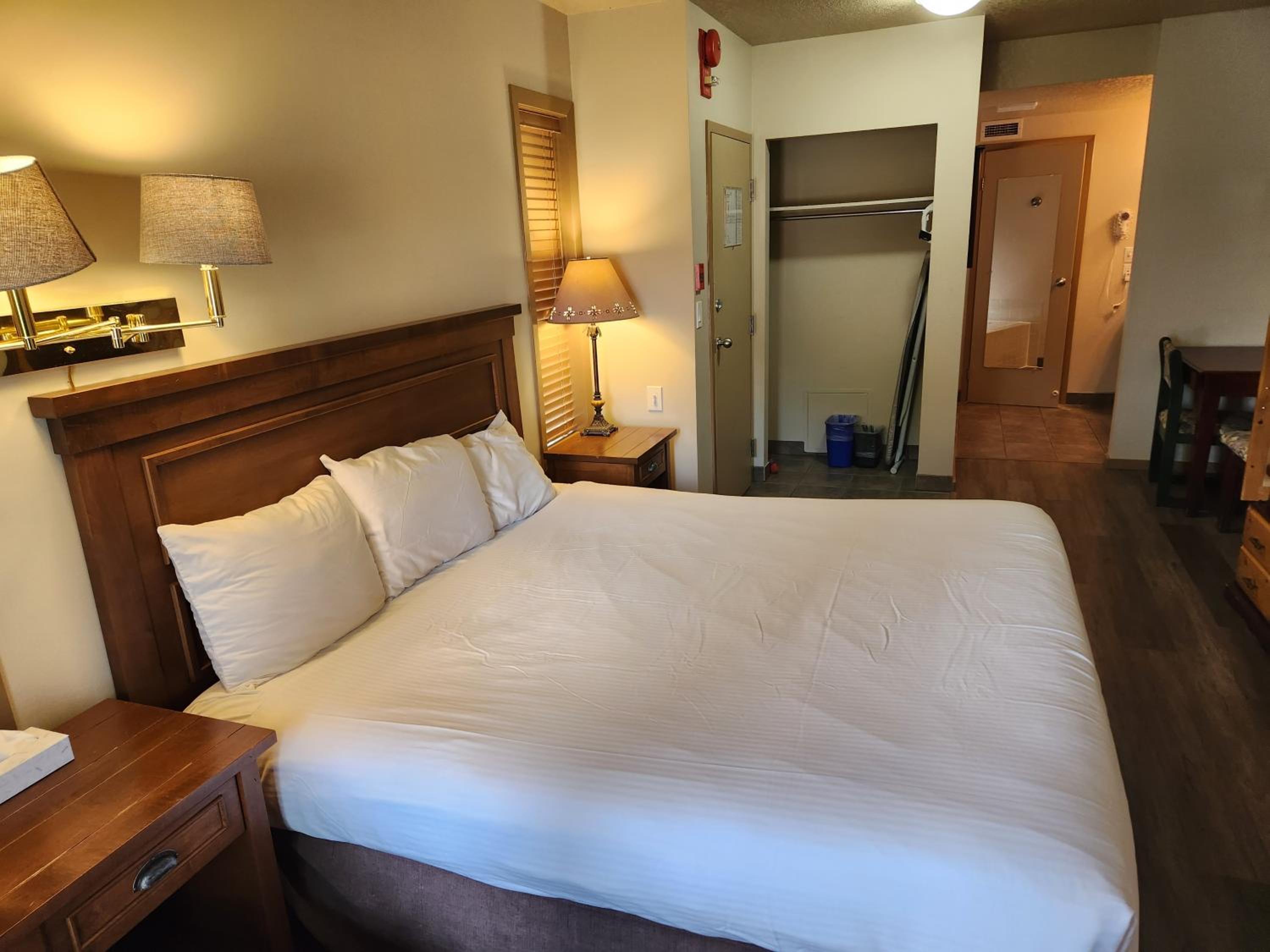 Deluxe King Room - Photo 3