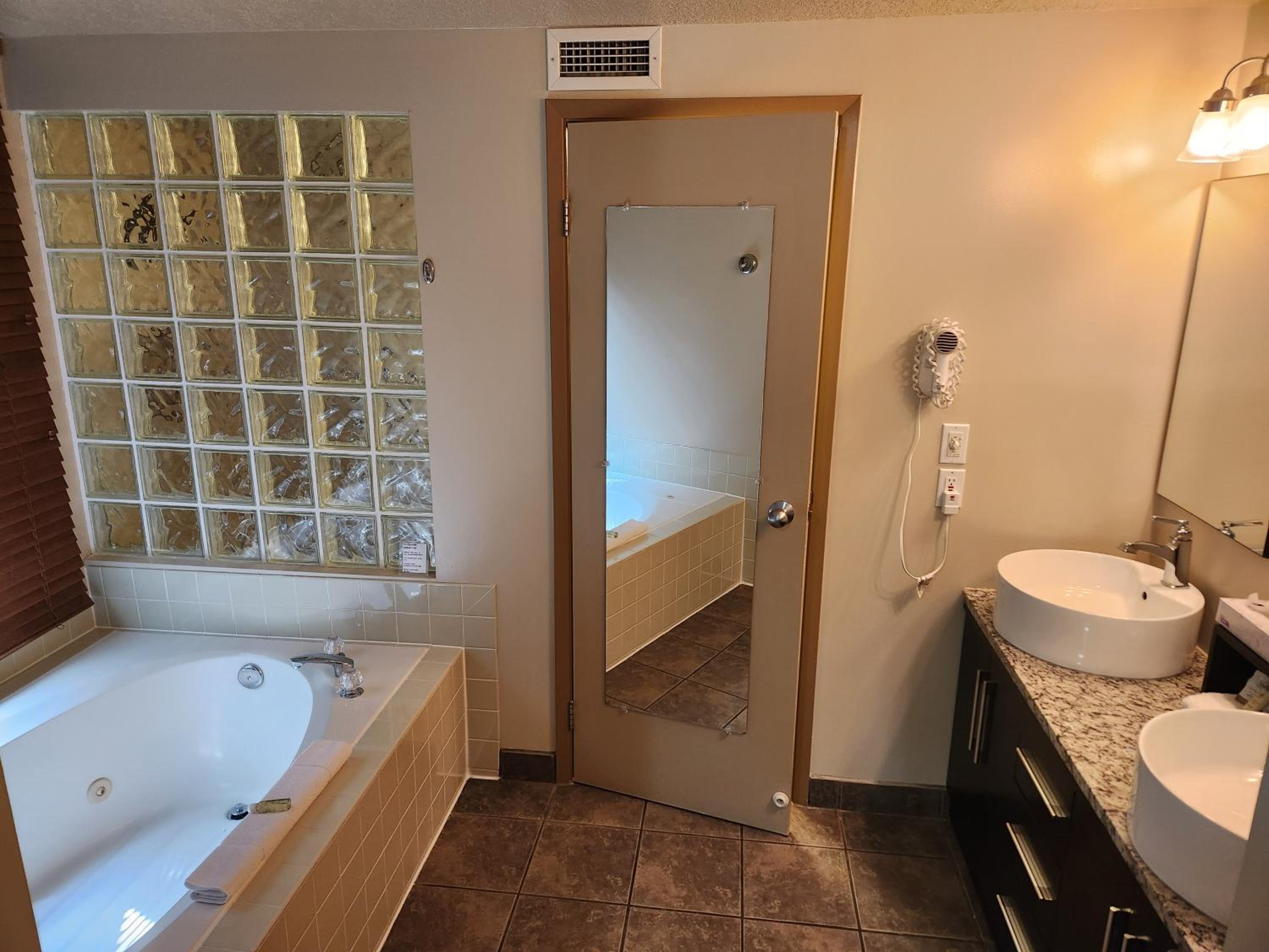 Deluxe King Room - Photo 14