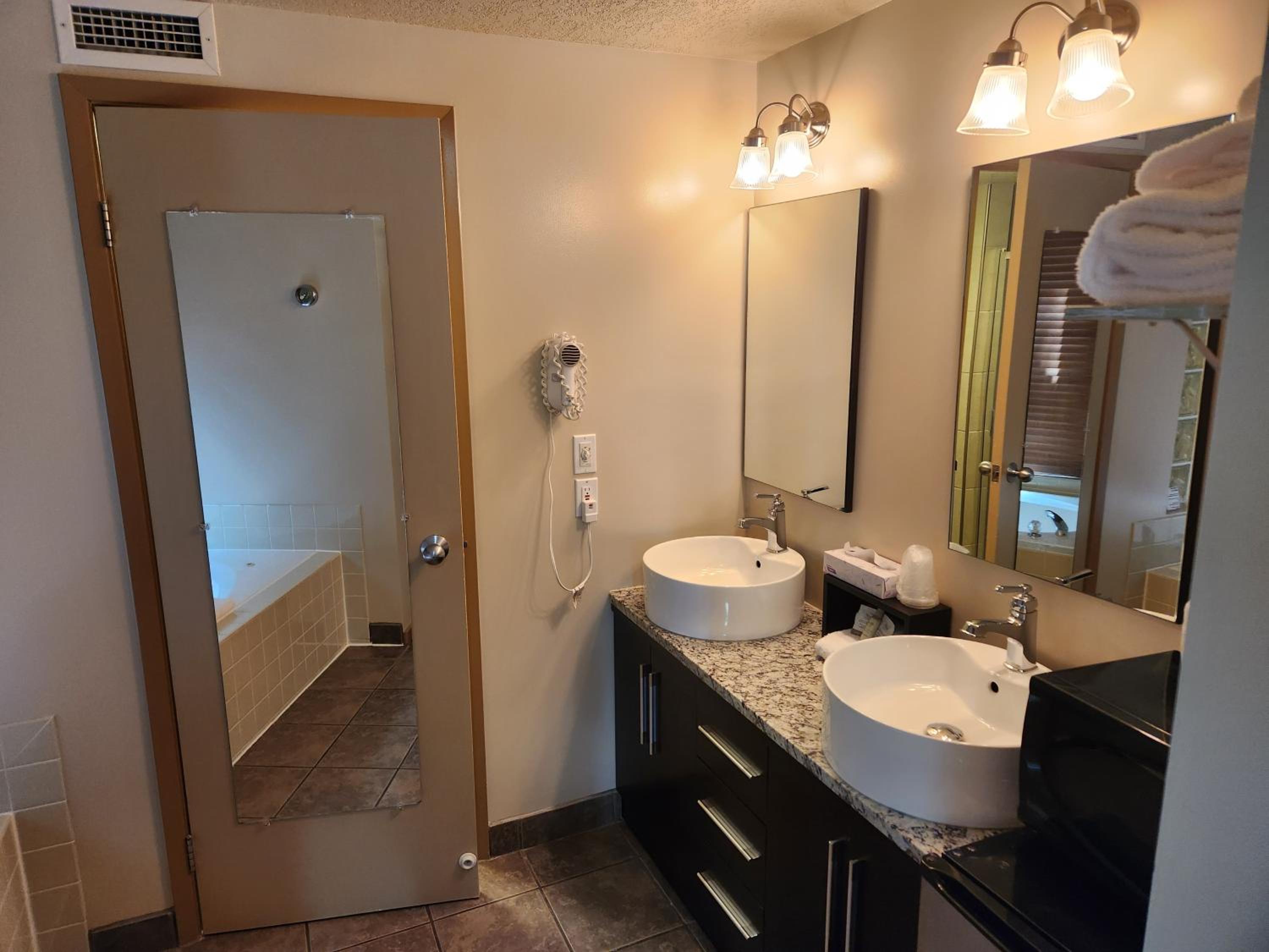 Deluxe King Room - Photo 16