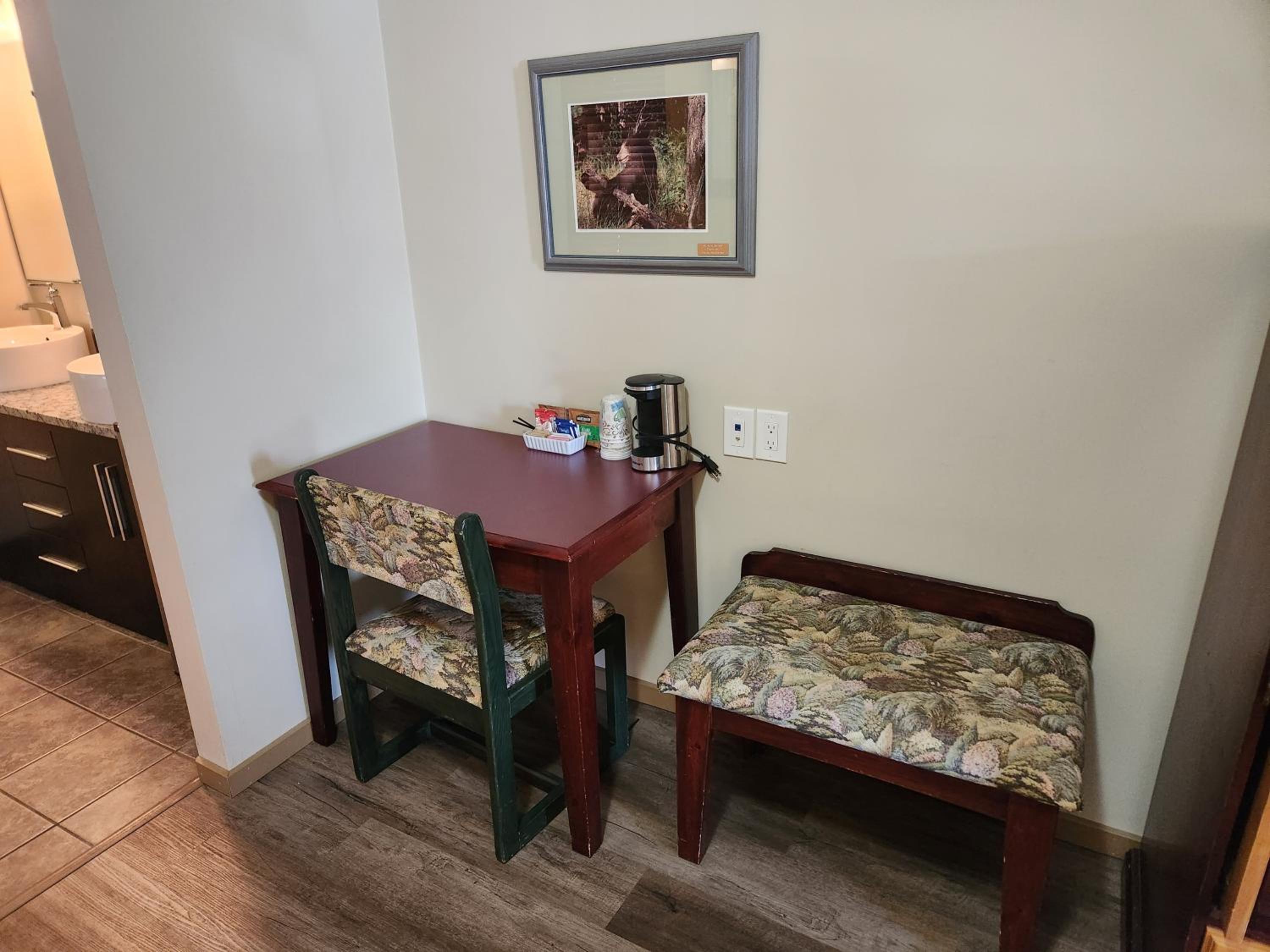 Deluxe King Room - Photo 20