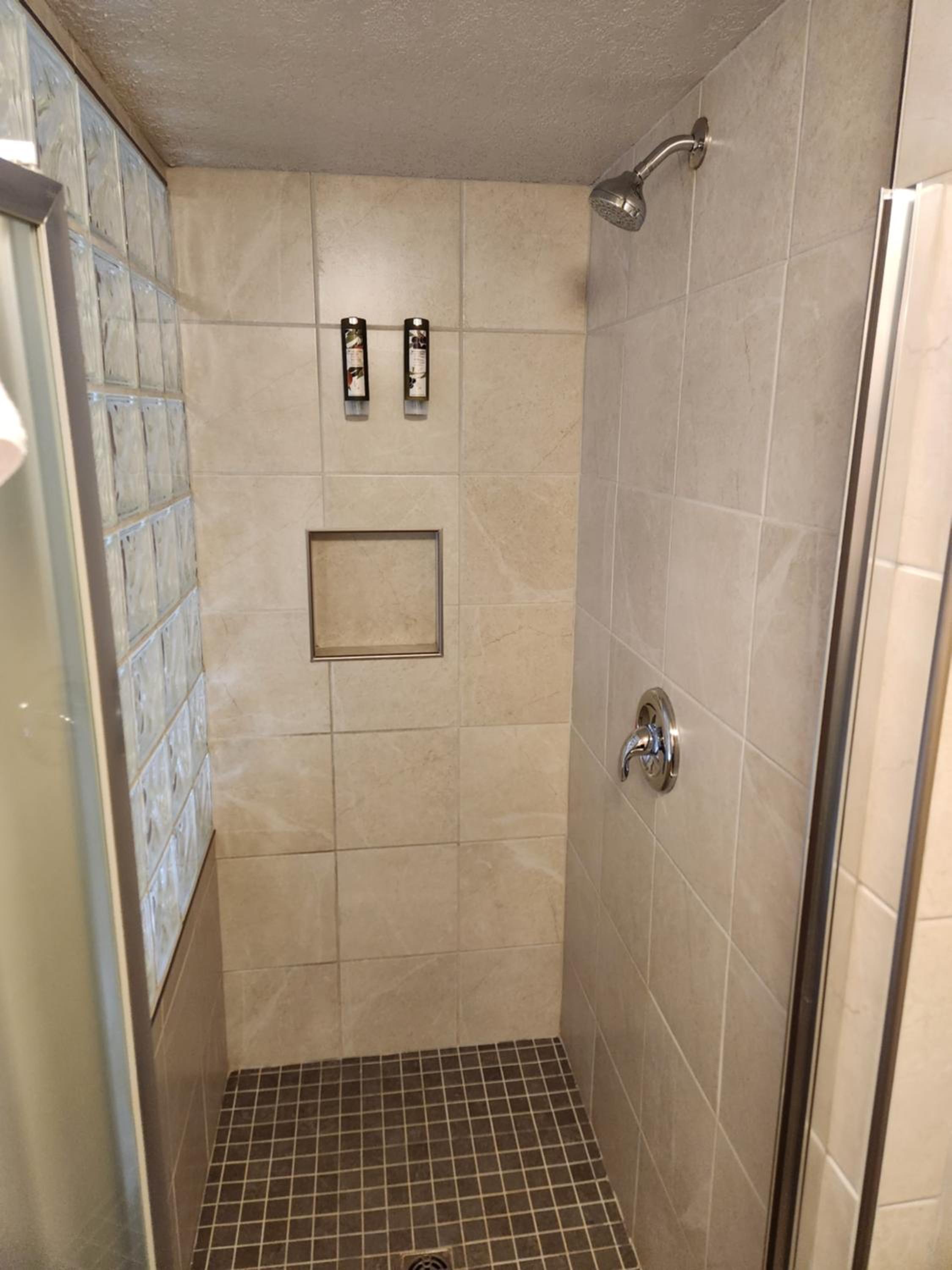 Deluxe King Room - Photo 17