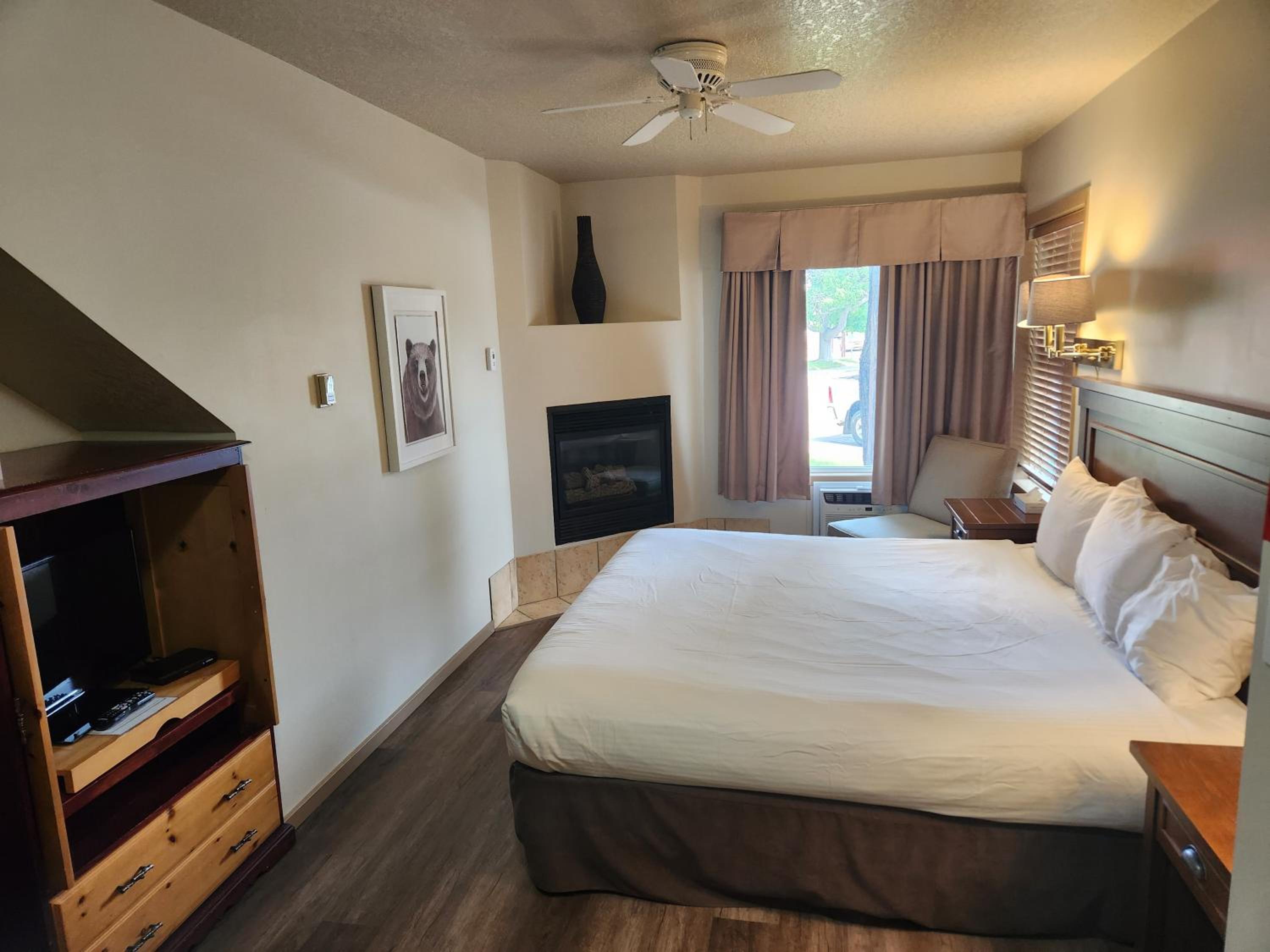 Deluxe King Room - Photo 1