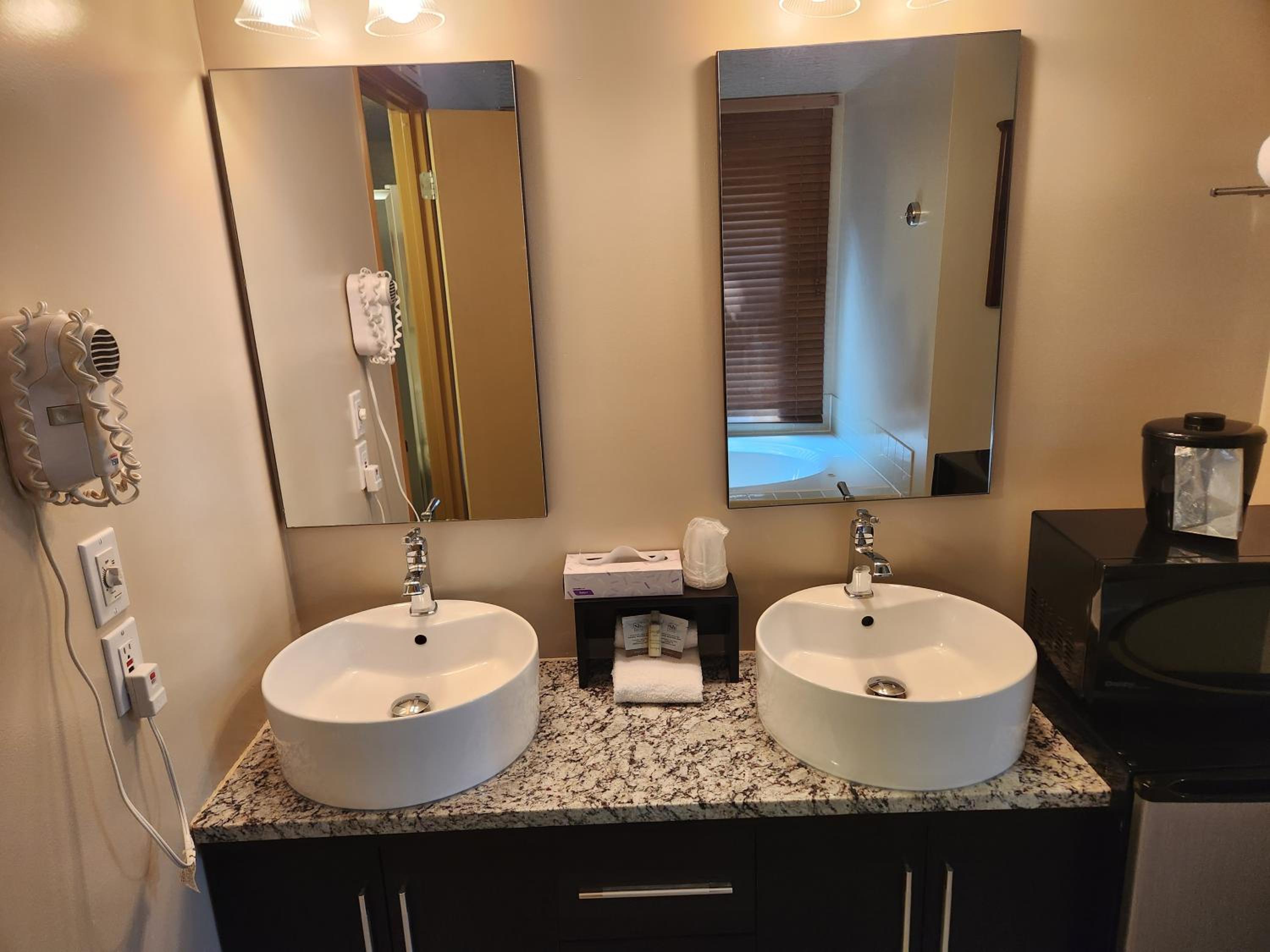 Deluxe King Room - Photo 10