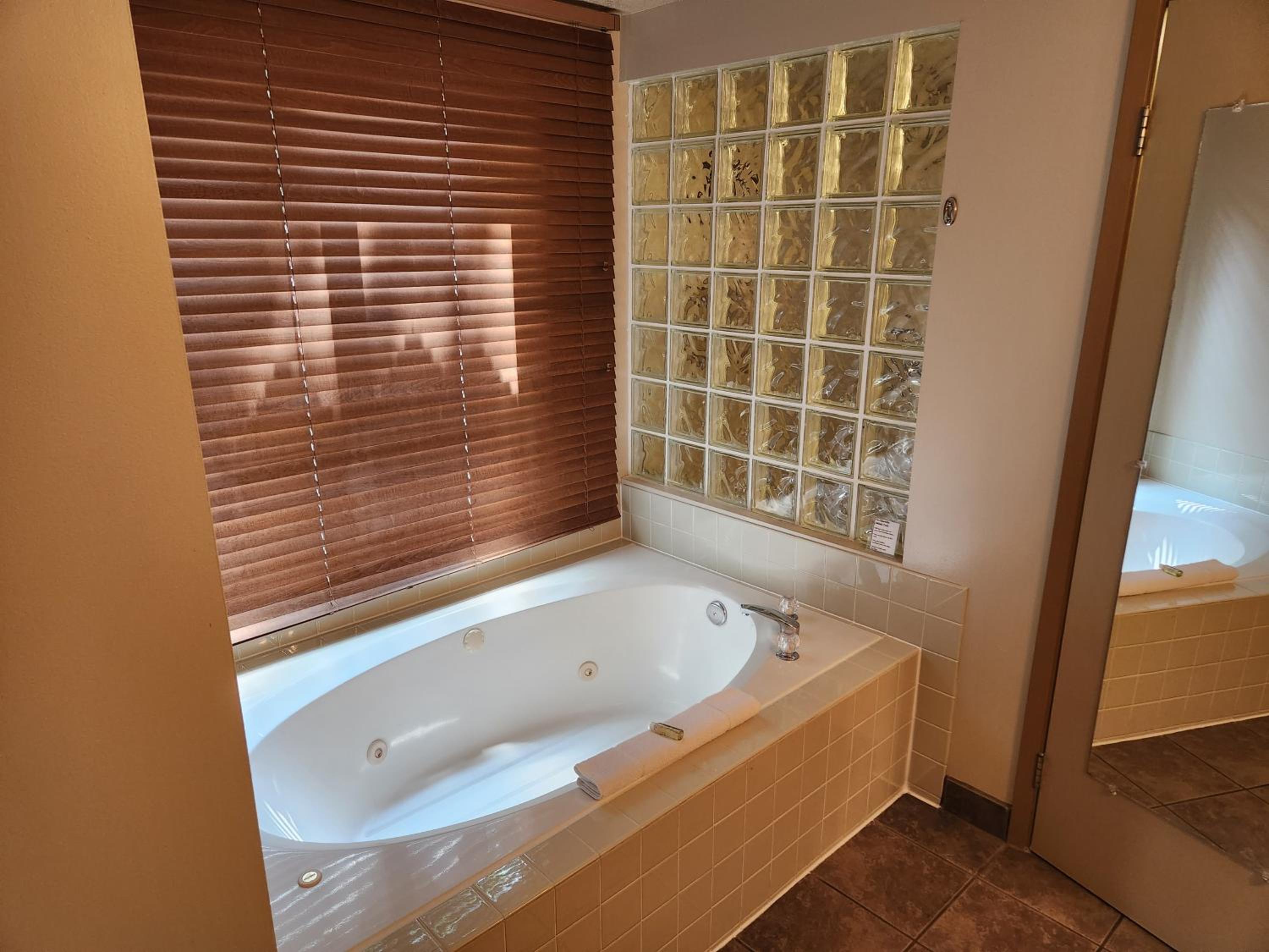 Deluxe King Room - Photo 11