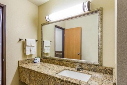 Deluxe King Room - Non-Smoking - Photo 4