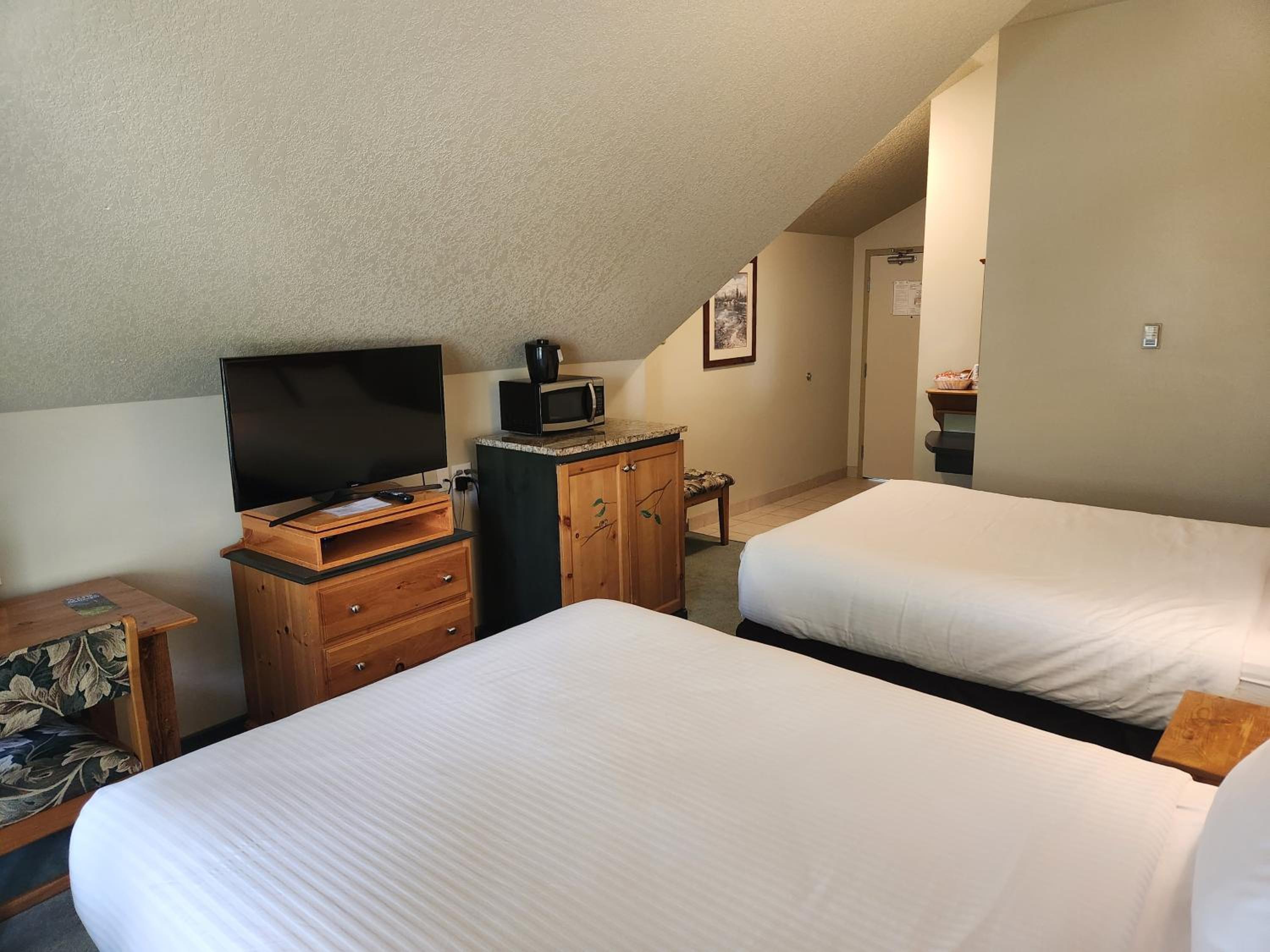 Queen Room with Two Queen Beds - Photo 2