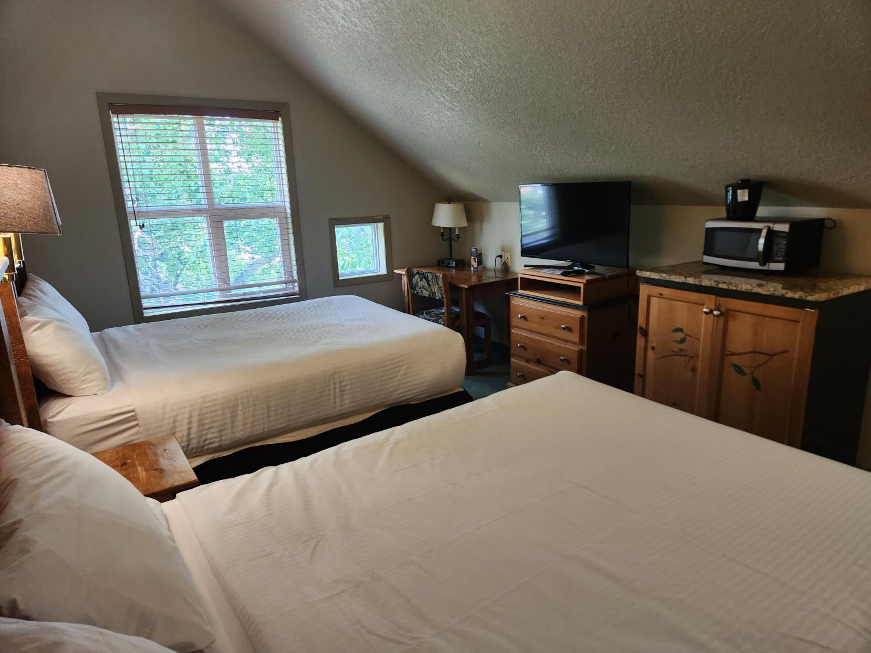 Queen Room with Two Queen Beds - Photo 20