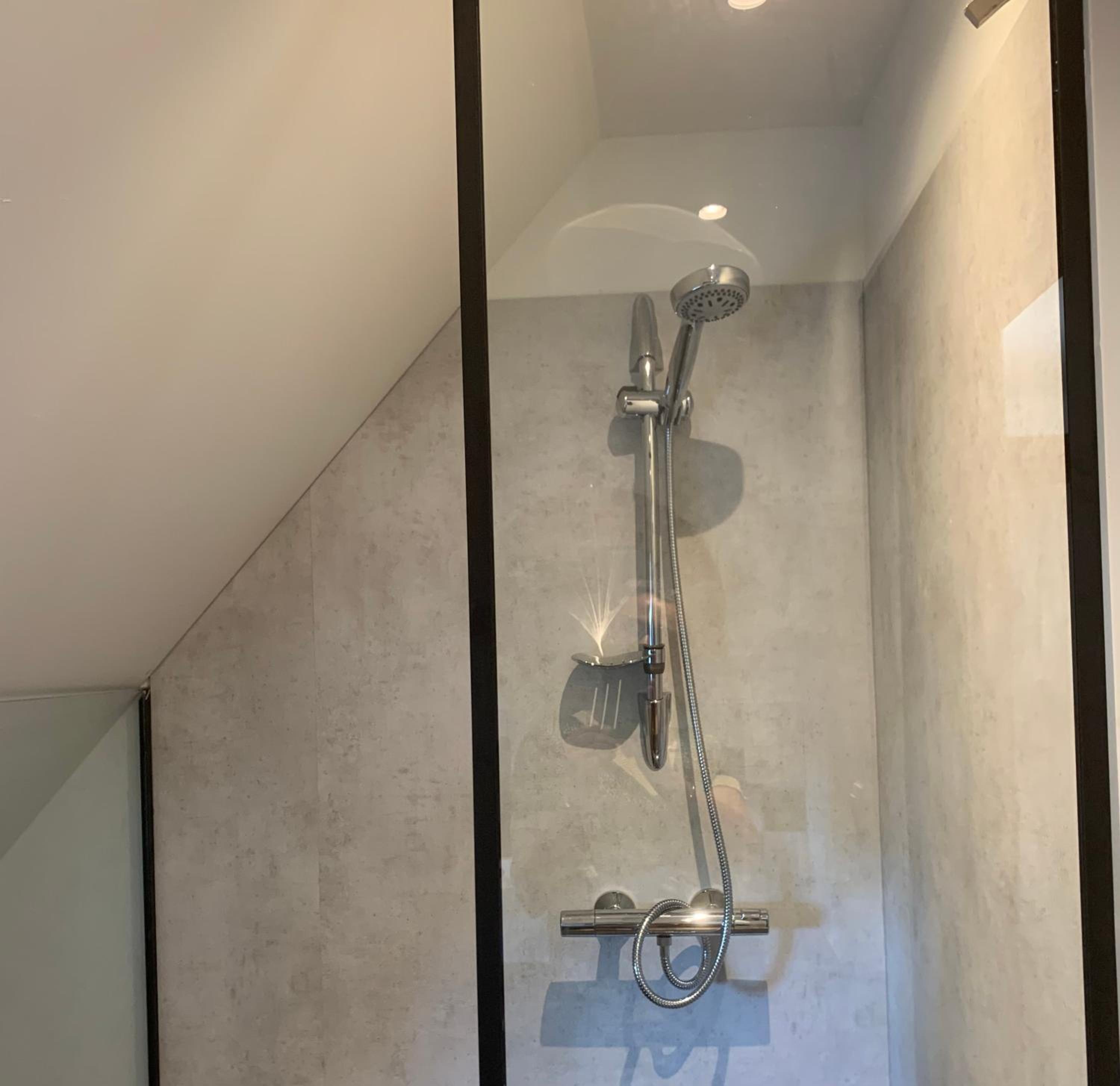 Apartment with Shower photo 3