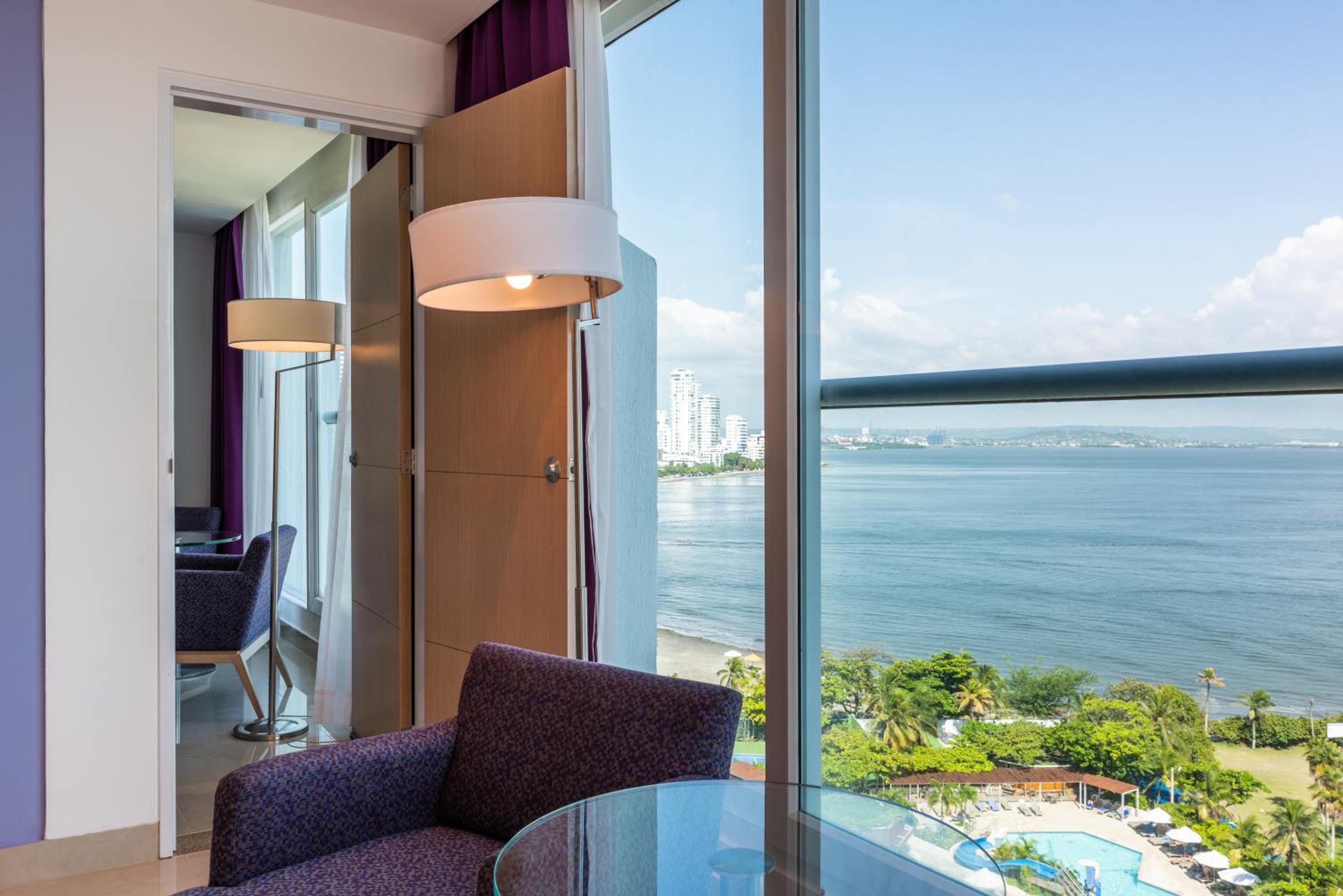 King Room with Roll-In Shower and Ocean View - Accessible - Photo 4
