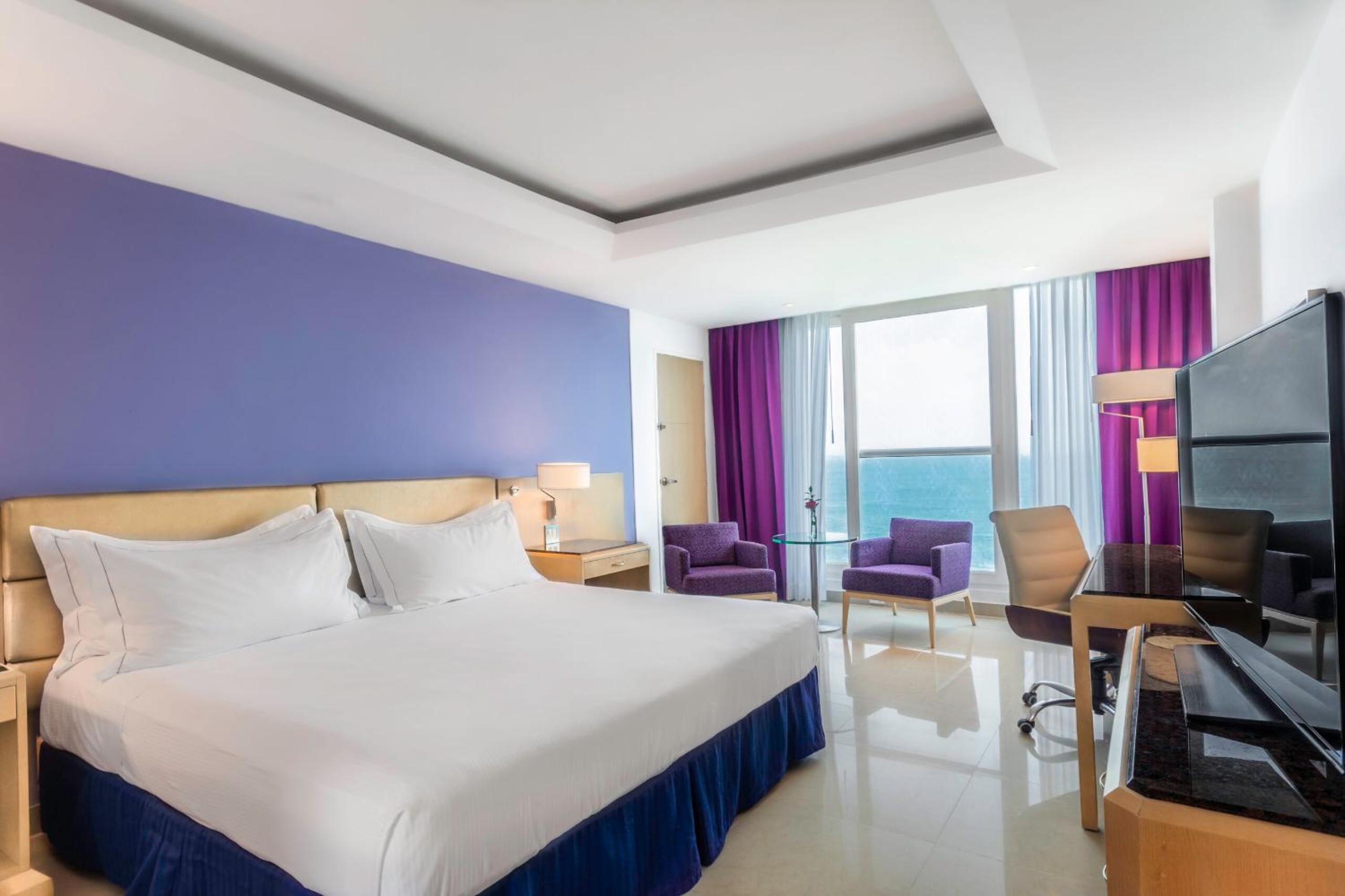King Room with Roll-In Shower and Ocean View - Accessible - Photo 5