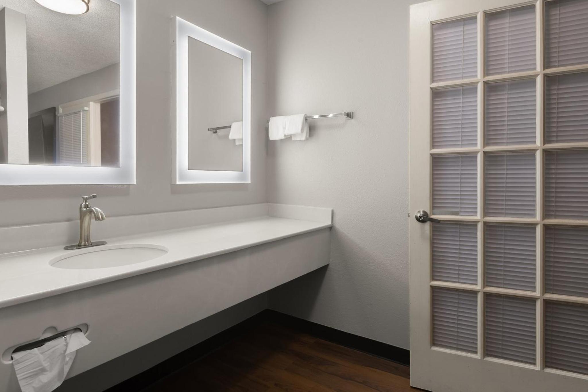Suite King Room Non-Smoking - Photo 8