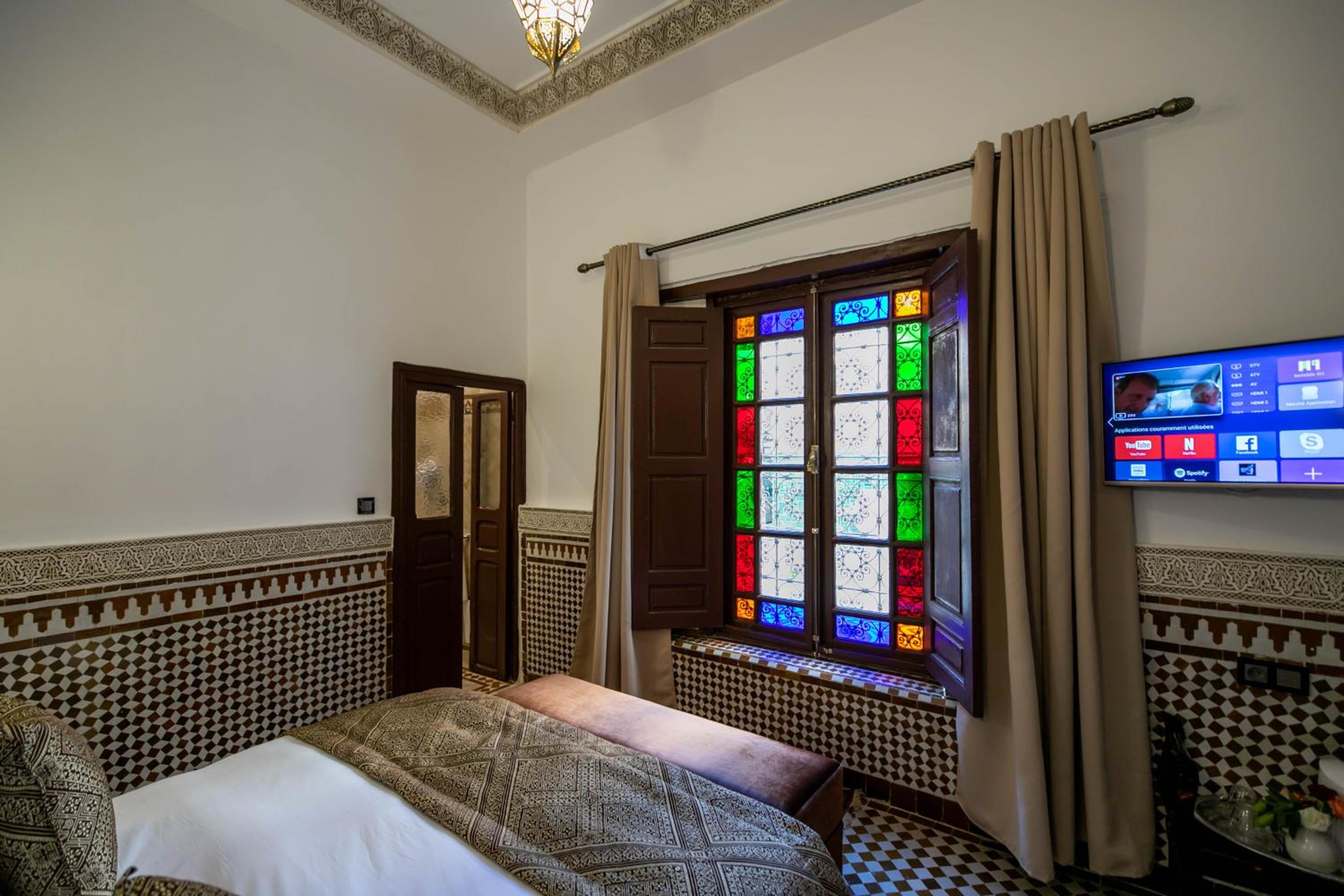 Double or Twin Room with Pool View - Photo 6