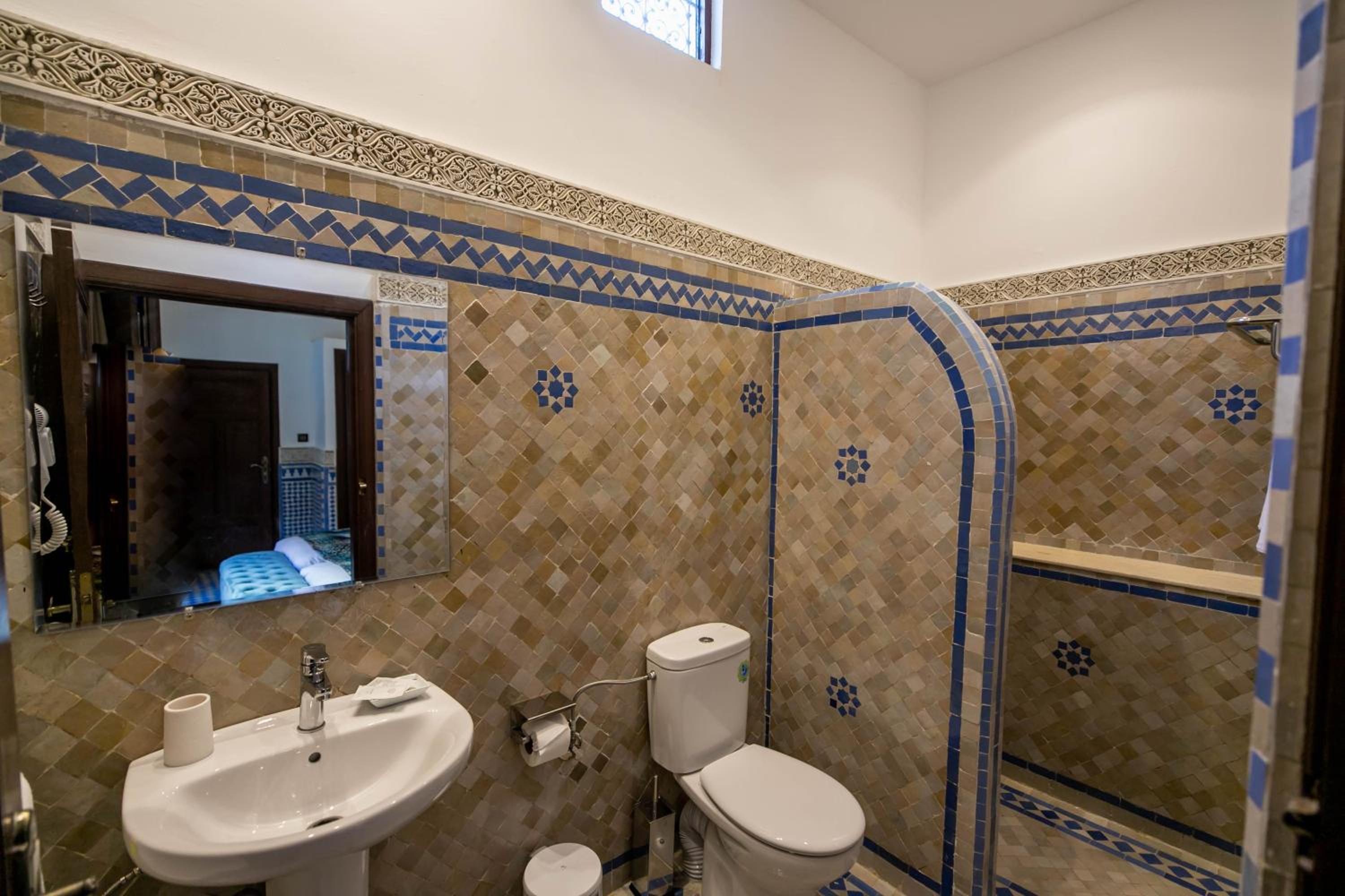 Double or Twin Room with Pool View - Photo 5