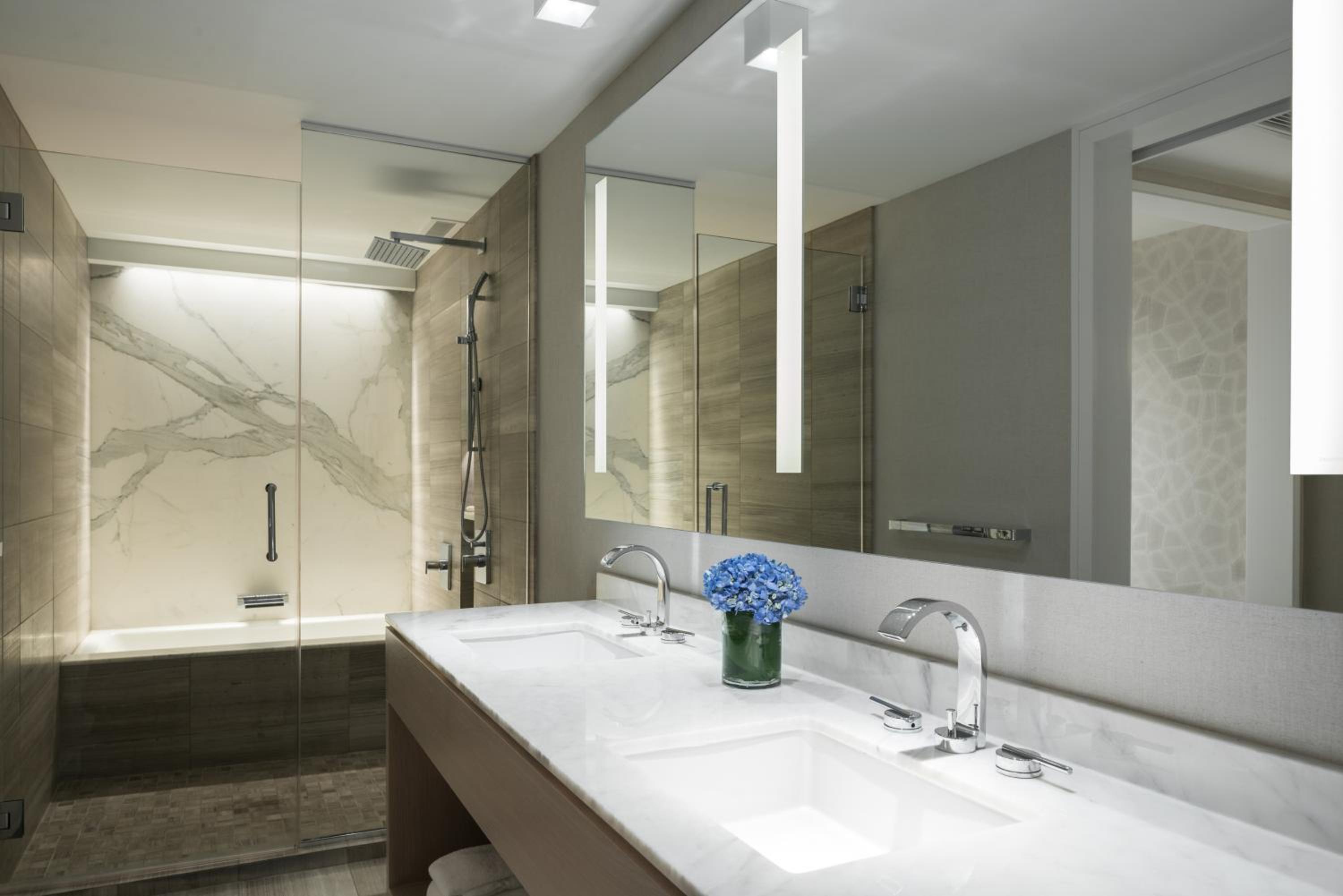 Deluxe One-Bedroom Suite - Photo 2