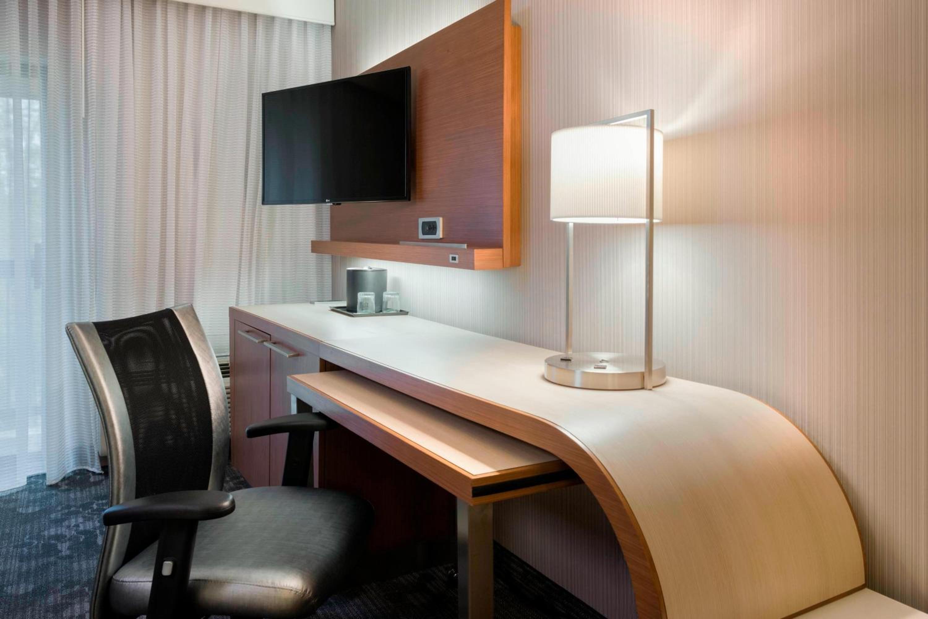 King Room with Sofa Bed - Photo 4