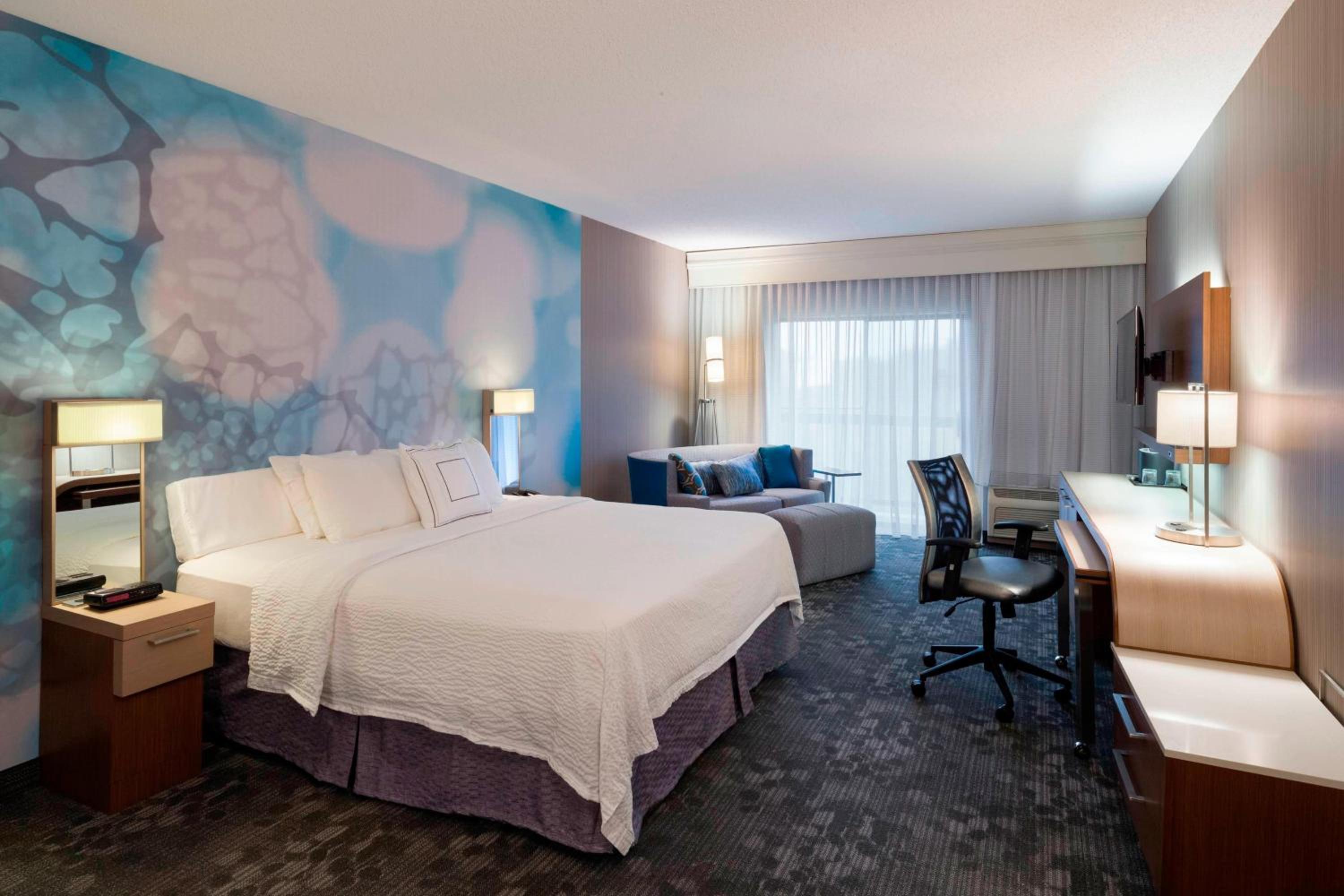 Larger King Room with Sofa Bed - Photo 5