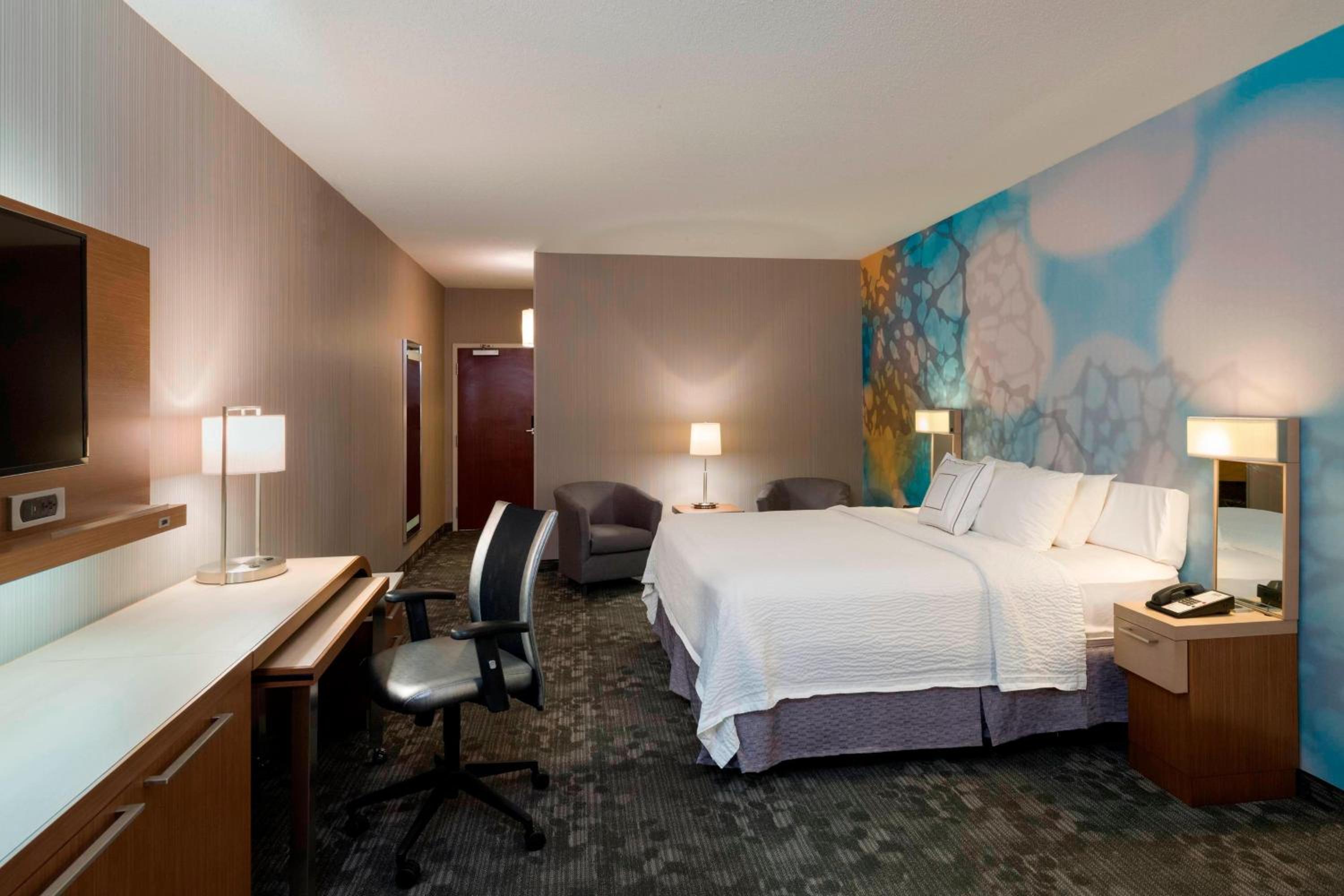 Larger King Room with Sofa Bed - Photo 4