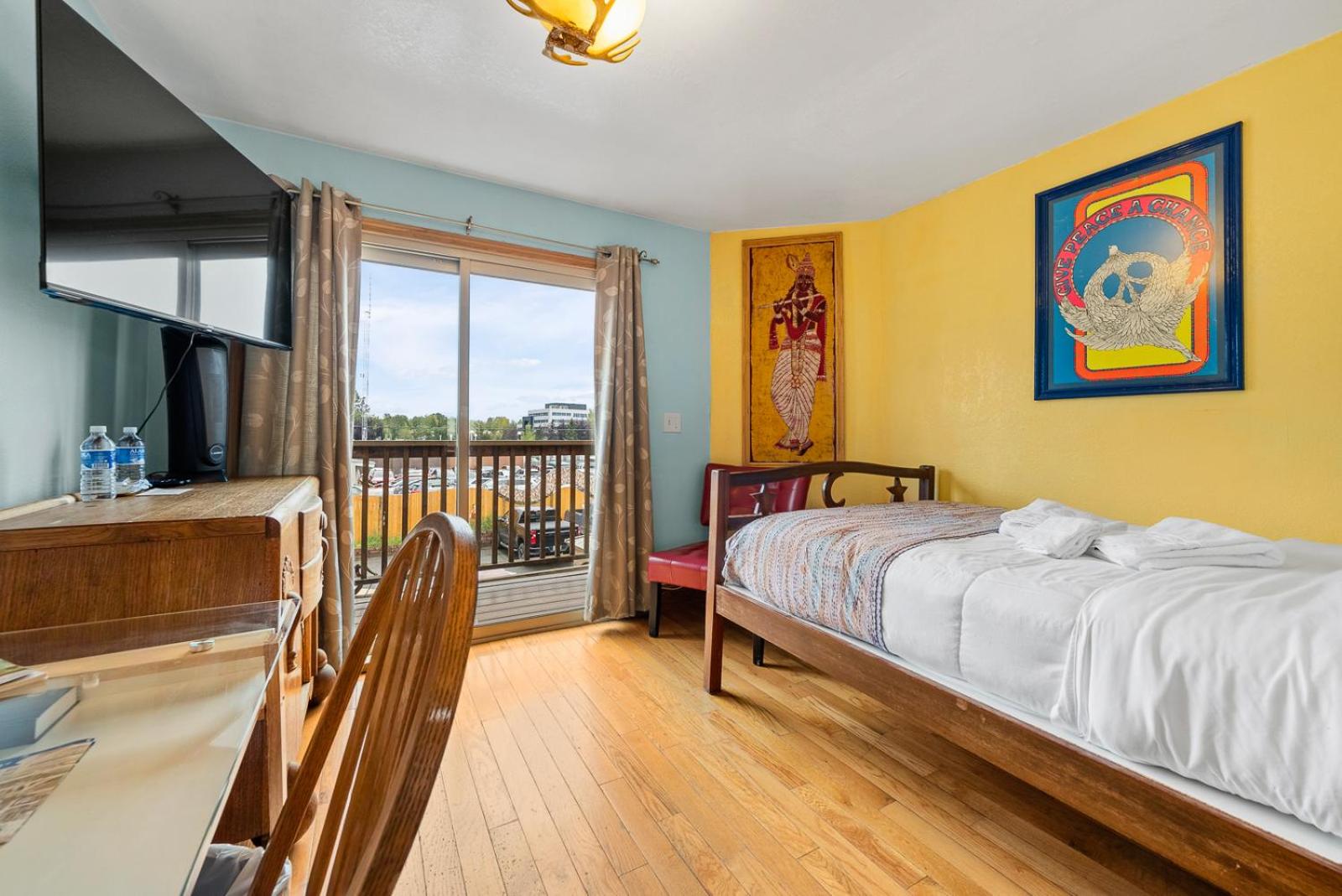 One Double Bed with Shared Bathroom photo 2