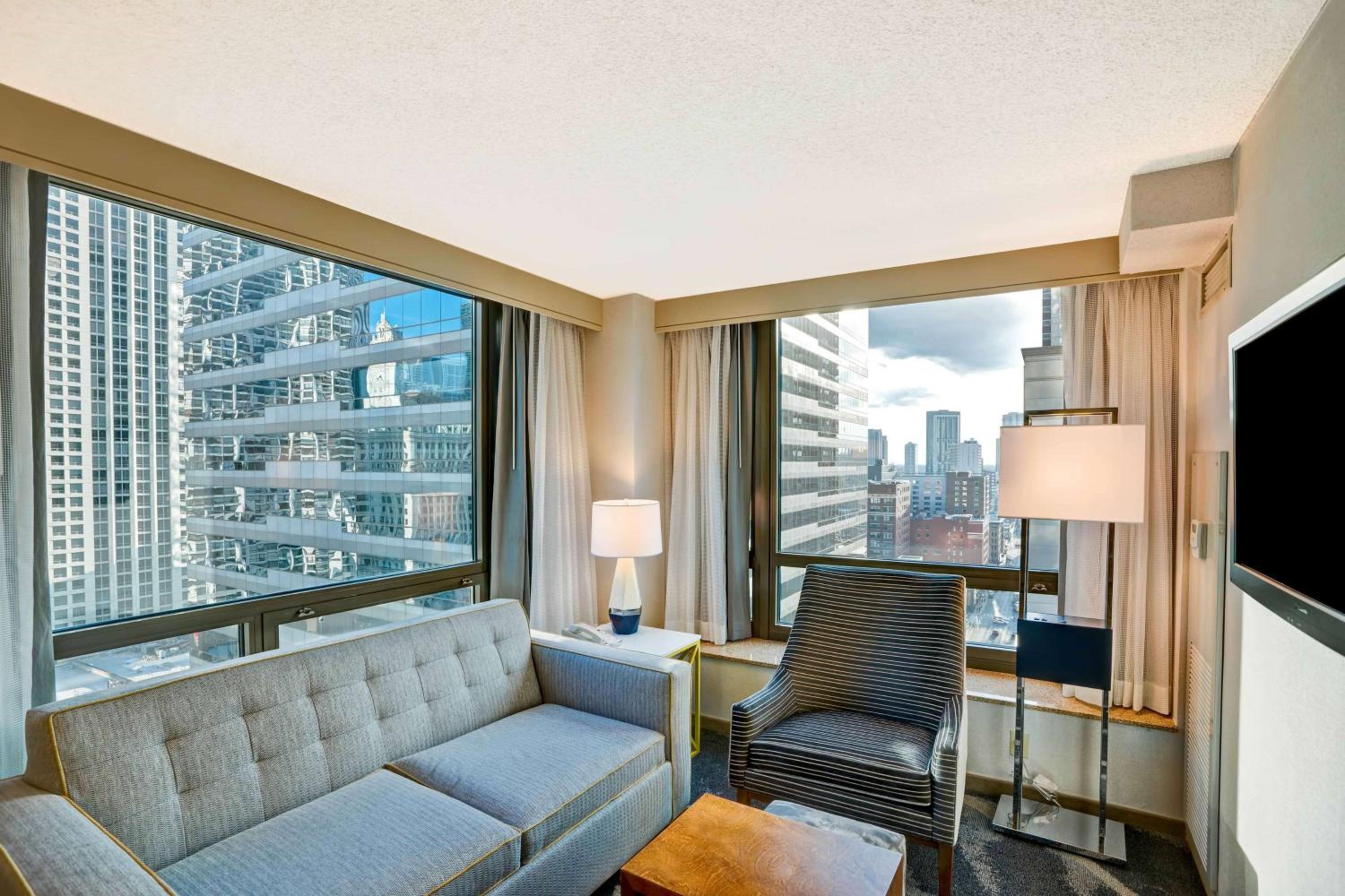 King Corner Suite with Sofa Bed with City View - Photo 4