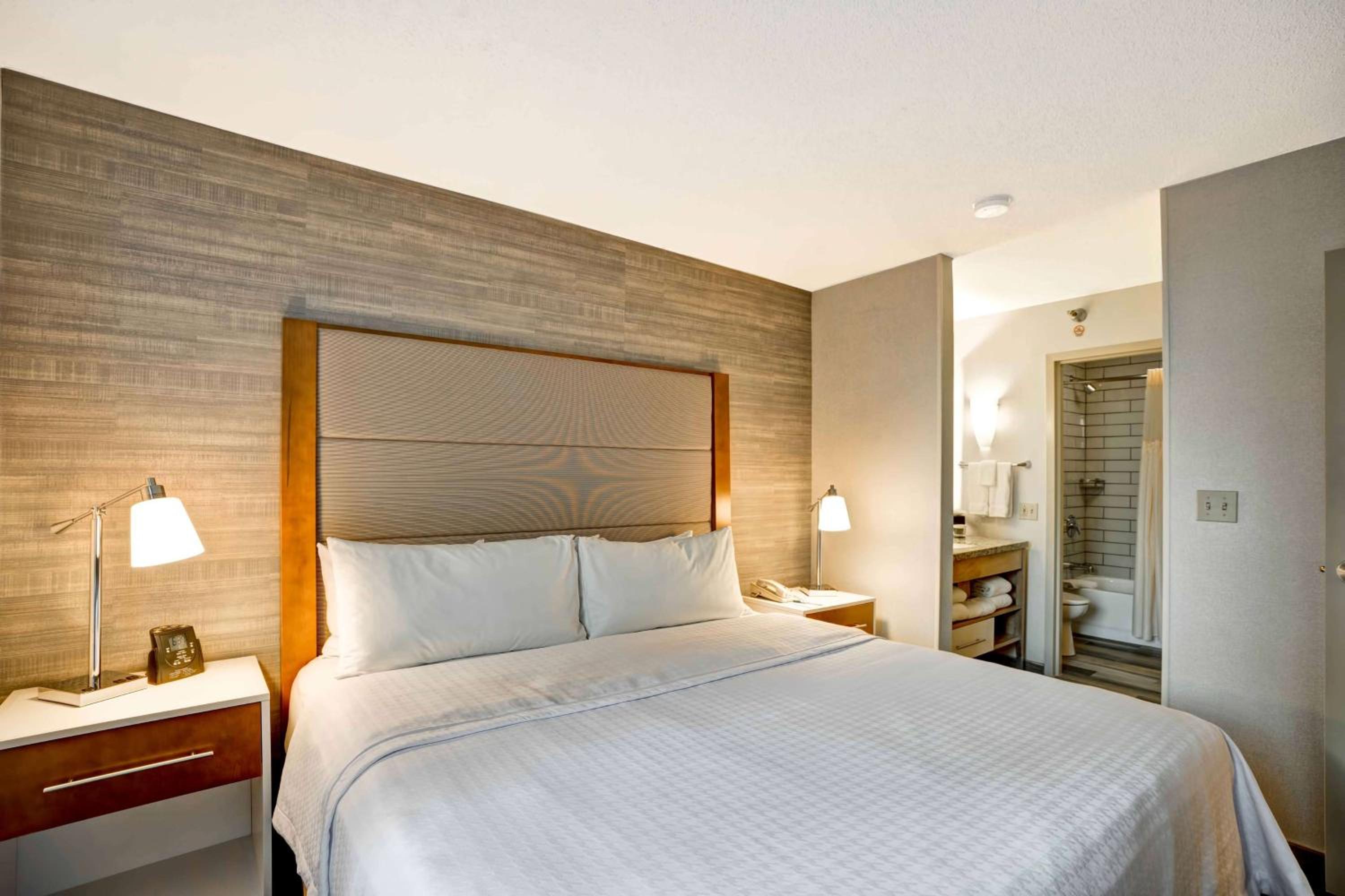 One-Bedroom King Suite - Non-Smoking - Photo 2