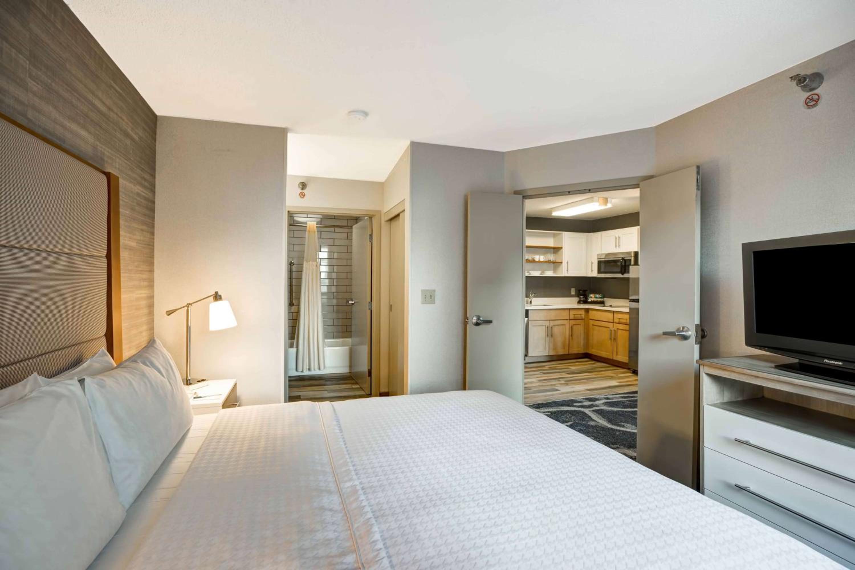 One-Bedroom King Suite - Non-Smoking - Photo 4