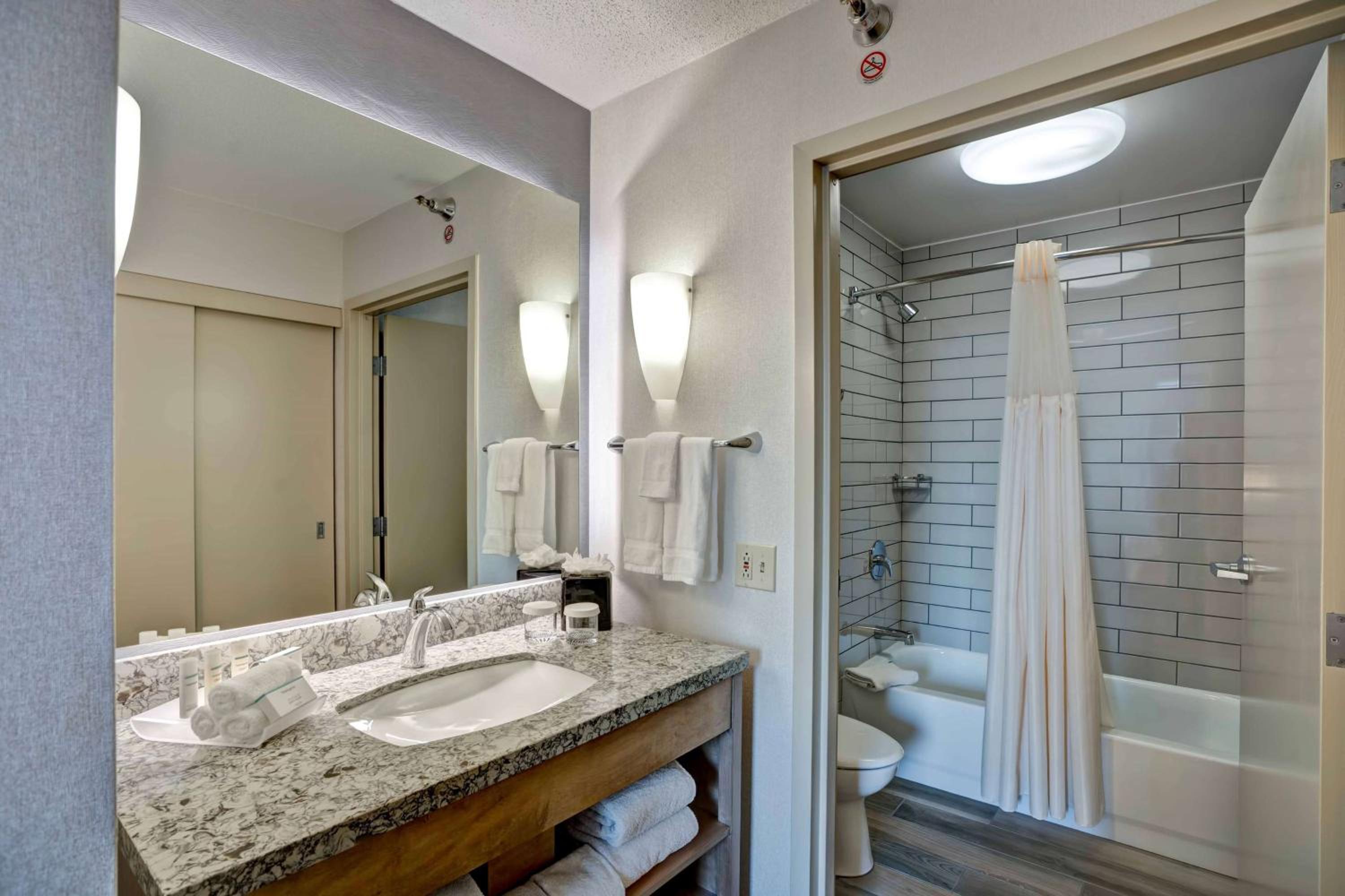 King Suite - Mobility Access/Non-Smoking - Photo 5