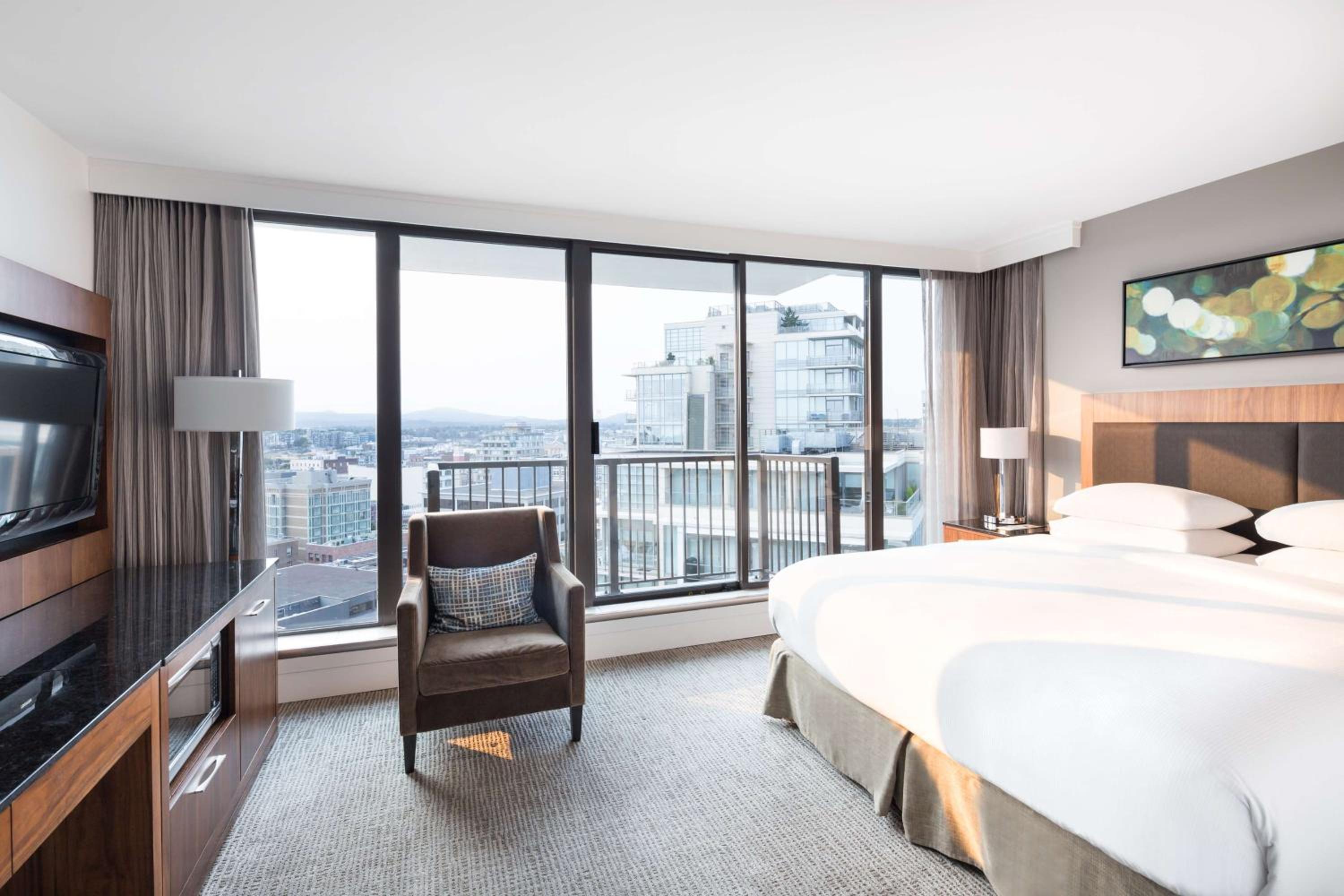 King Room with Street View - Lower Floors